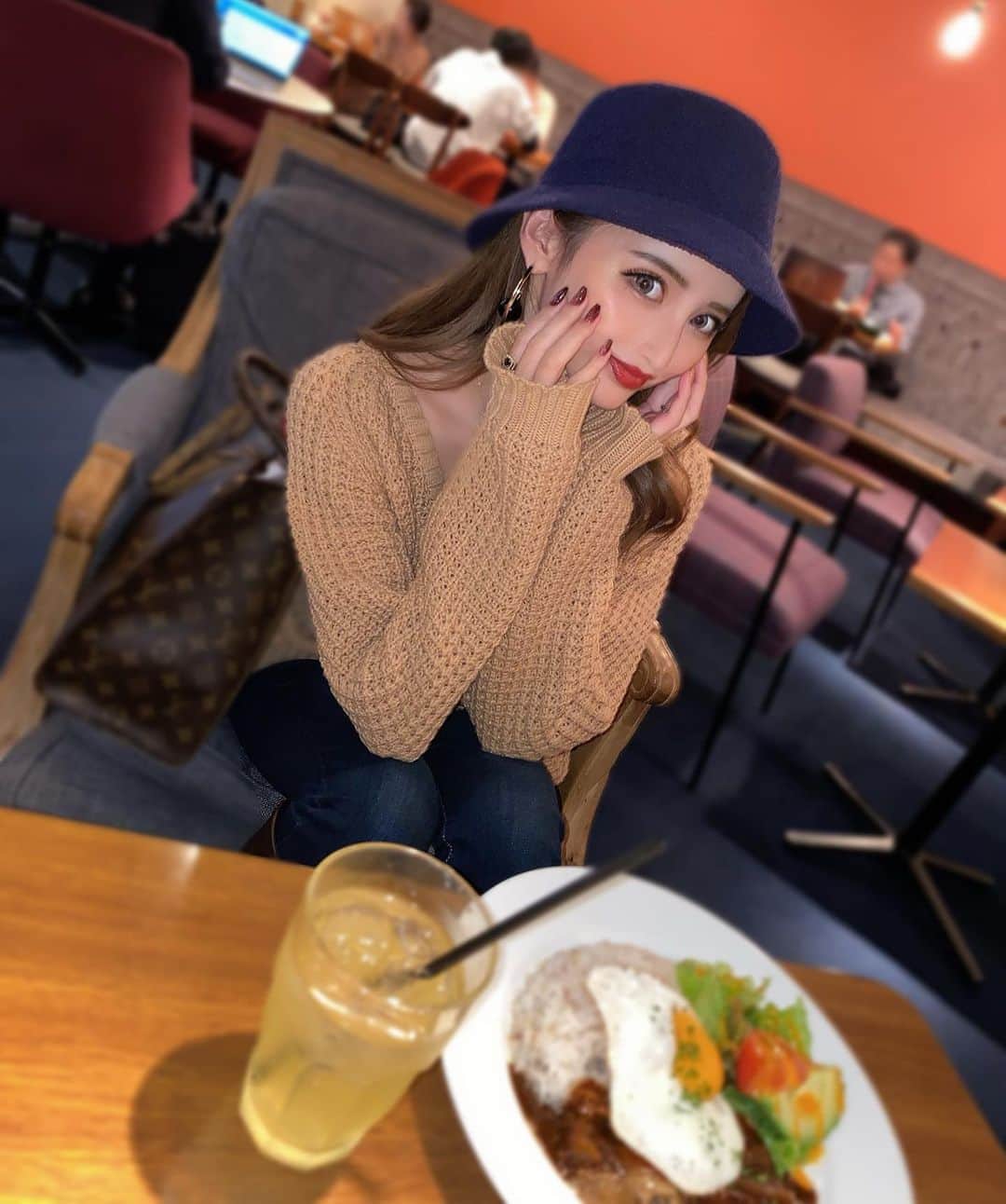 のインスタグラム：「lunch♥️♥️ @to_the_sea_hawaii  ニットきゃわいˊᵕˋ)੭💓リピ中💓 . 美容はアンククロスにお任せ🥰 @ankhcross_nail  ネイルとヘアしてきたよ💋 また #マグネットネイル にしちゃった🤭💞ゴールドとボルドー💅🏼 . @ankhcross_kannai  ヘアはカラーとトキオトリートメントと ドレストリートメントの いつものコース😎 @daikithi0729  @ankhnail_bou  ありがとうございました💓💓 . #ankhcross」