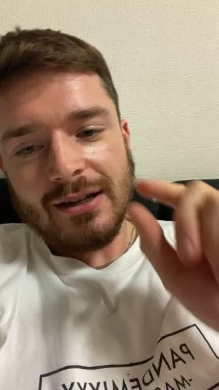 のインスタグラム：「寝癖お許しください🙇🏼‍♂️」