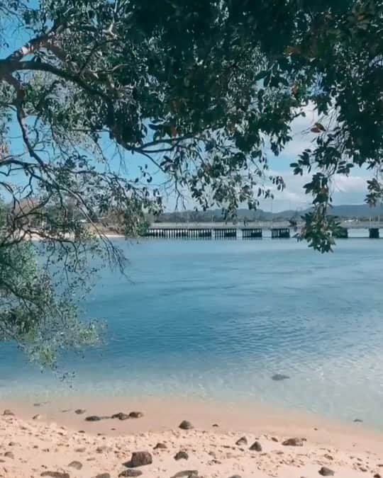 Lucie Jaidのインスタグラム：「🌴 Moving from Victoria to Queensland. Escaping the stage 4 restrictions and dictator Dan. (Btw I tried to do a really nice voice not my usual bogan voice so it sounded aesthetic 🤣) Tag someone you’d like to do this with ✈️  I get LOTS of questions about my move.  I organised this relocation and pulled this all off in just 2 weeks. We both didn’t have worked lined up or family/connects up here. We totally winged it but both managed to find work and move forward with normality again.  😊💕🏝」
