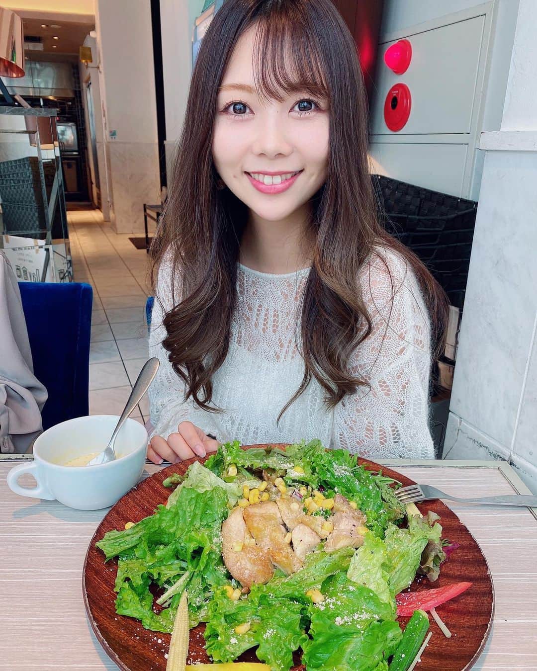西村季里子のインスタグラム：「・  いつもの行きつけのお店で、 ついにメニューまで変えてしまった🤤🥗  「好きな野菜何ですか？」 って前に聞かれて、 「とうもろこしです！」 って答えたら、 本当に次の日からコーンがのって 出てくるようになった🤣🌽  前にも、サラダのチキンが 生ハムに変わってて 「チキンがいいです(何様)」 って伝えたら選べる方式になってた😇  好きですこれからも通い続けます🙏🏻💕  #サラダ #ランチ #salad  #lunch #行きつけ #大好き #biglove  #follow#followｍe」