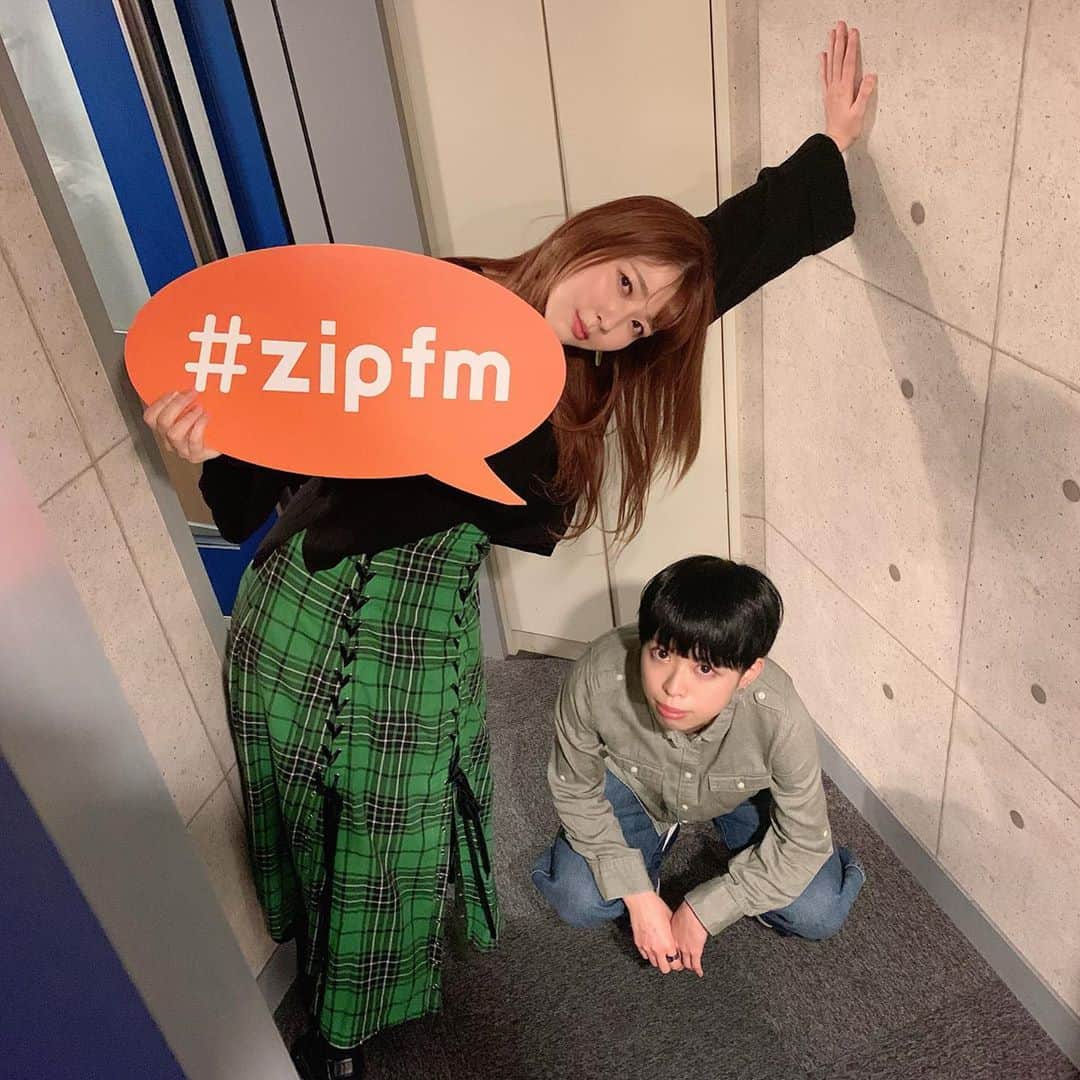 のインスタグラム：「かんまりと共に迷走した写真たち🤗  去年の夏も冬もフェスの司会を一緒にしてる私たちですが、やっとまた音楽イベントでMCできます🥳  11/7（土）に開催🌈 -NAGOYA LIVE HOUSE AID online -  かんまりはReNY limited 私は名古屋クラブクアトロから 名古屋にゆかりのあるアーティストさんを中心にオンラインライブを開催します✨✨  そして今年6月開催できなかった、SAKAE SP-RINGの会場になっている各ライブハウスにチケット売上の一部を寄付する企画でもあります🌸  ライブはもちろん、トークもがっつりあって、私たちも喋り倒すので11月最初の土曜日は一緒に過ごそうー🌈  チケット情報詳しくはこちらで👇 zip-fm.co.jp/livehouseaid/  アーティストさんのラインナップもアップされてますんでここでみてね✨  炎ポーズしようってなった時のかんまりの体幹が素晴らしいすぎて、まるでパネル化した様子を4枚めの連写スクロール動画でお楽しみください💗  かんまりラブユー😘  #zipfm  #nagoyalivehouseaid #online  #神原真理　#かんまり @kambara_no_insta」