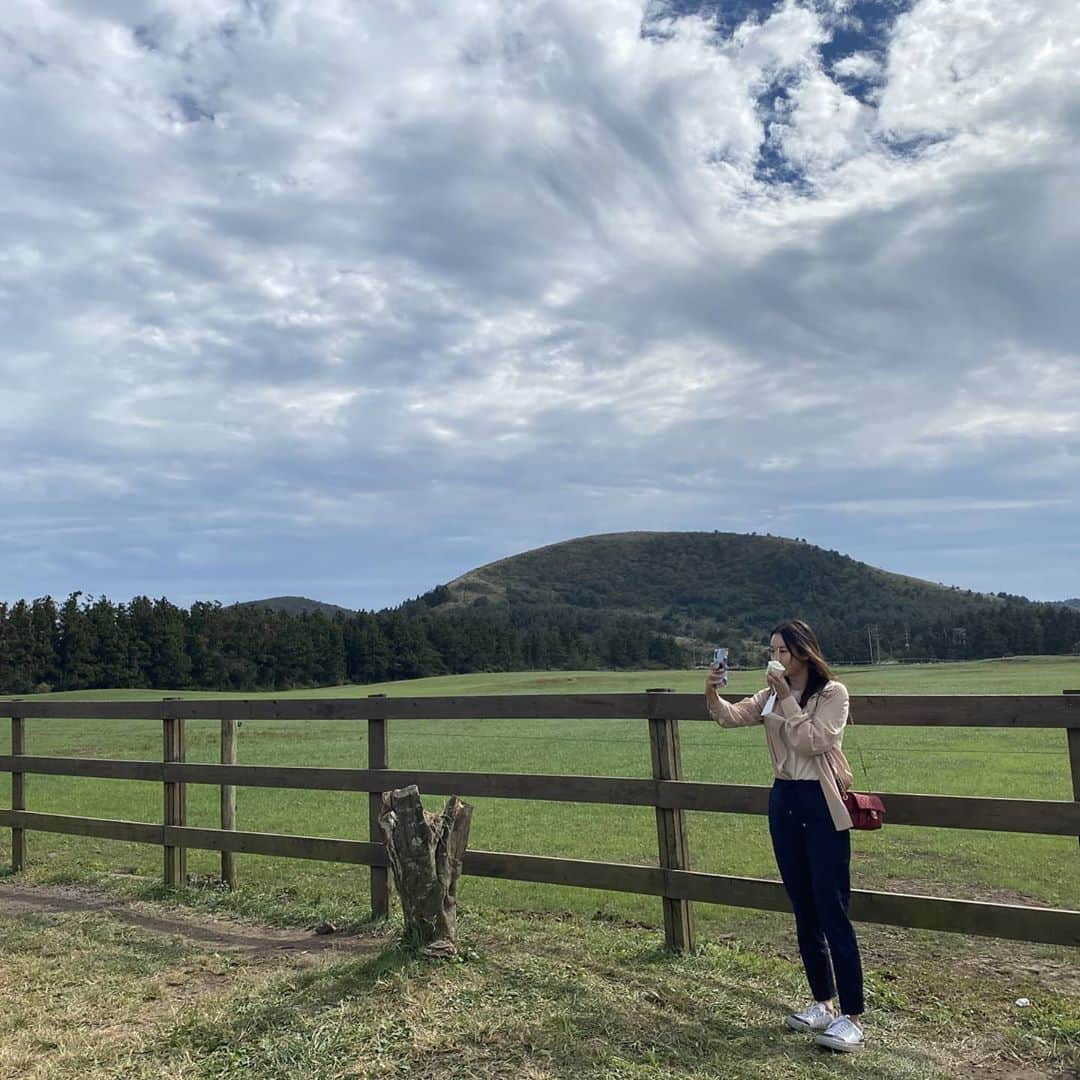 チョン・ダへさんのインスタグラム写真 - (チョン・ダへInstagram)「오늘도 하늘이 너무나 이쁜 내 사랑 제주👍👍👍  성이시돌 목장에 위치한 아이스크림 맛집 우유부단 내 성격과 이름이 같구나....😅  바람이 불어 춥지만  야외에서 먹으니 더 맛난 아이스크림🍦  목장에서 만든 치즈 하나씩 사들고  즐겁게 각자 위치로 돌아간 우리 씨쓰들🥰  늘 고맙고 또 고마운 언니들 사...사랑...아니...좋아합니다.🤣😍  #딸래in제주 #제주도민 #제주살이 #성이시돌목장 #우유부단 #우유아이스크림 #맛나다맛나👍 #제주하늘 #오들오들떨면서아이스크림챱챱」10月15日 19時05分 - ddallae