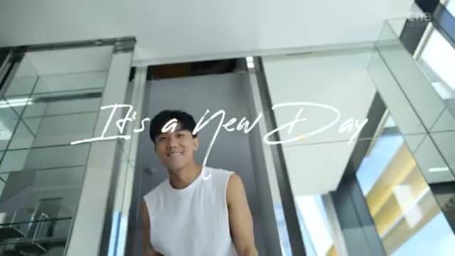 デスモンド・タンのインスタグラム：「Just another typical upbeat day! 🕺How's yours?  Check out the full video and writeup at @channelnewsasia.   Thank you @channelnewsasia and a great team for this fun CNA Luxury's October digital cover. 🤍」