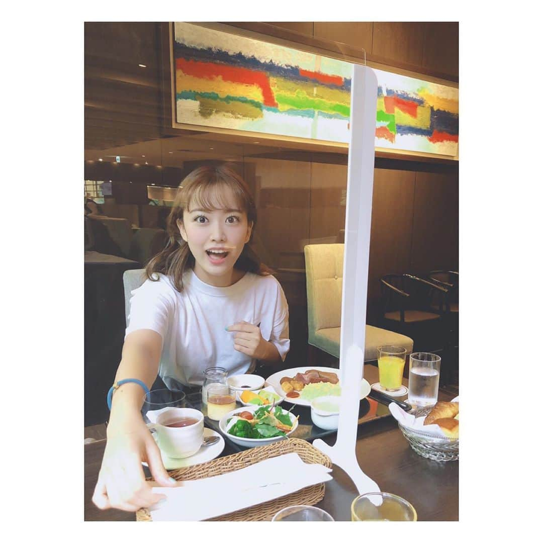 林愛夏のインスタグラム：「雛形さんが撮ってくださった写真🍊🥐🍅🥓﻿ ﻿ #大阪で毎日一緒にいてくれた雛形さん﻿  #大好きです  #今夜20時からテレ東で会える 📡 #テレ朝では内田理央ちゃん 🤍 #行ったり来たり ✨  コメント来てびっくり！ #日テレには座長! 今夜リモコン離せないわ😆」