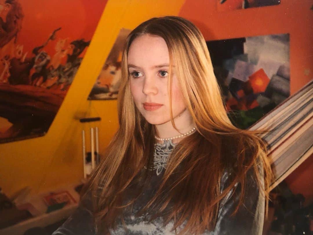 ヤナ・スクラのインスタグラム：「Ok. Nu ik toch die bak heb om gekieperd... Hier zat ik waarschijnlijk gewoon in mijn eigen hoofd te lockdownen. Dromend van een of andere uitslover, Clueless, @leonardodicaprio en @clairedanes (want Romeo & Juliet) maar ook van Heartbreak High... en dat allemaal in mijn oranje gele kamer voor een Lion King poster. Gelukkig toen nog in het bezit van wenkbrauwen!  Filmpje: Eerste keer op een podium met Aisha in de Tagrijn. 3e prijs. 50 GULDEN tegoedbon om iets uit te zoeken in een muziekwinkel. En ohhhh ik mis de Tagrijn! En vormeloze kleding met lange mouwen. #hartvannederland #clockdown」