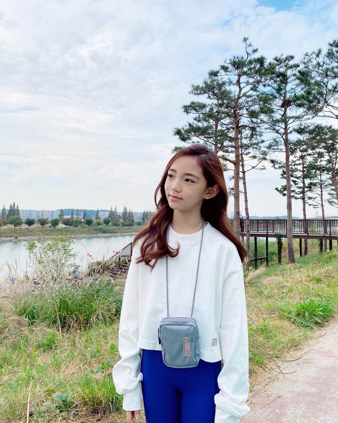 ウンチェのインスタグラム：「높은하늘 그리고 너 💙 - - - - - #더블유멜로 #wmallow #wma #activewear #주니어의류  #Teenager #주니어레깅스 #주니어옷  #액티브웨어 #맘커플룩 #패밀리룩 #맘앤키즈 #일상  #주니어모델 #아역배우 #이은채 #LeeEunchae」