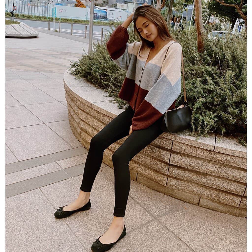 のインスタグラム：「トップスもボトムスも @americaneaglejp 🦅💕 スキニージーンズ好きすぎて、 秋冬は毎日黒のスキニージーンズ👖😂✌🏽 とっても履きやすい！ デニムにシャツの組み合わせもラフなのに一気に大人っぽくできるよね🤔💕 ジーンズいちばん好き！ - @saya.kagawa #regram #AExME #AEJeans #AE #americaneaglejp #アメリカンイーグル #デニム #デニムチャレンジ」