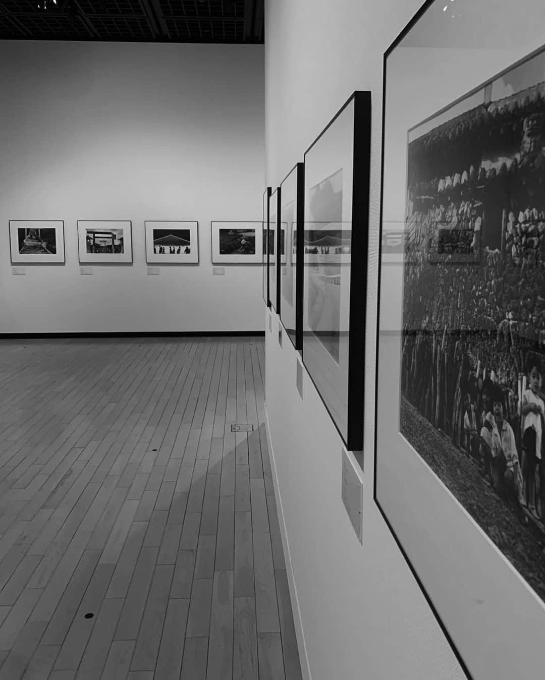 のインスタグラム：「東京都写真美術館😘  琉球弧の写真 生誕100年 石元泰博写真展 エキソニモ  シカゴ、シカゴ　シブヤ、シブヤ 始めて近くで見て来ました🤎 まさに生命体としての都市✨✨ 空と建築の組み合わせが好き。。  石元さんは全て撮影禁止だったのでシェア出来ず… 是非お近くの方は、見に行ってみて下さい。  この日影響されモノクロのインスタント カメラを買ってしまいました。笑  琉球弧の写真も、ドキドキ お土産屋を買っているとふと現れる エキソニモのThe Kiss も〜📱📱  #tokyophotographicartmuseum #ebisu #exonemo #yasuhiroishimoto  #東京都写真美術館 #石元泰博 #琉球弧の写真 #エキソニモ #生命体としての都市 #モノクロ」