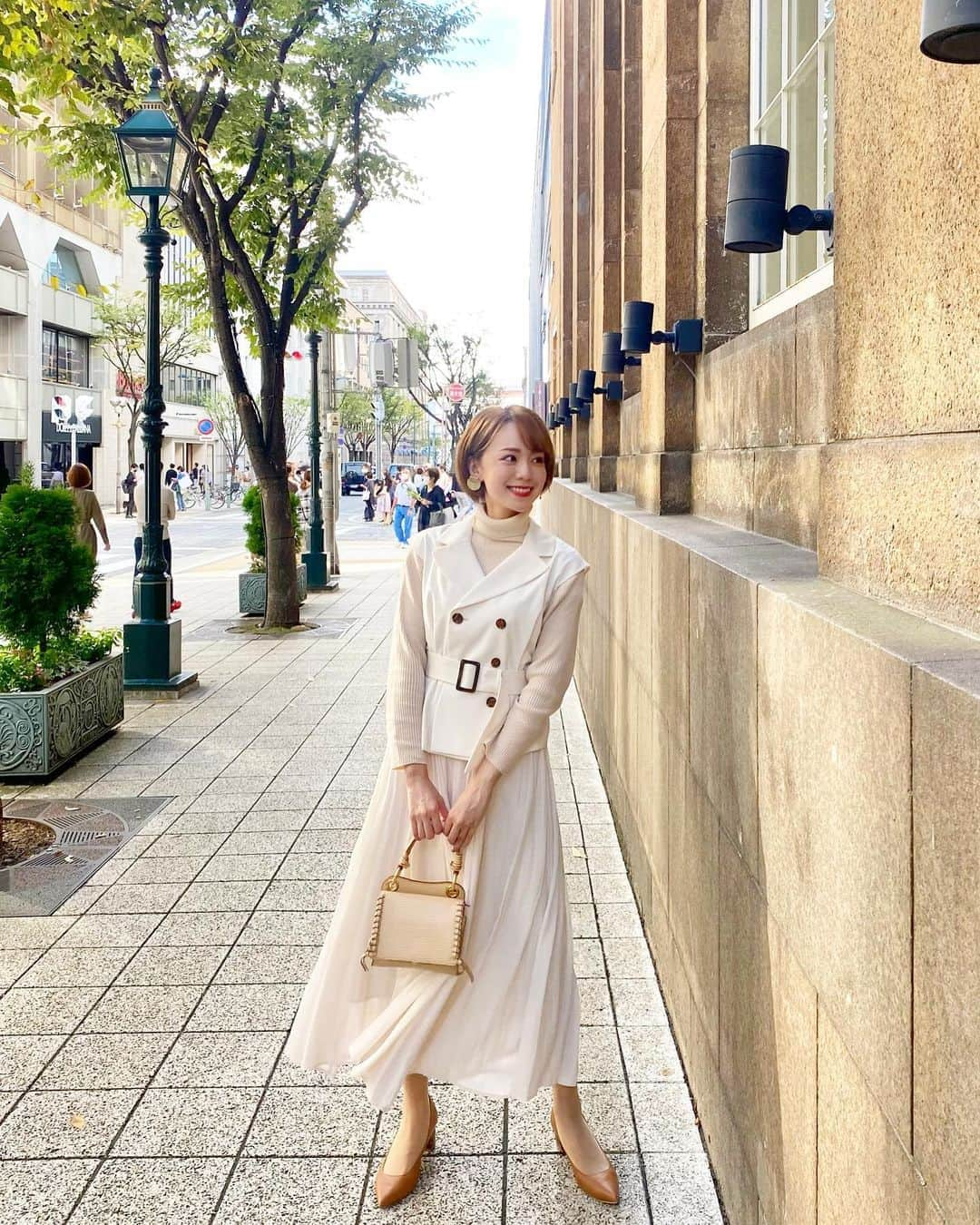 黒田真友香さんのインスタグラム写真 - (黒田真友香Instagram)「念願のラスイート神戸に宿泊してきました〜😍💓  ずっと行ってみたかったんだけど近場だったので中々機会がなく、今回やっと🥺  ラスイートは全室70平米以上のオーシャンビューで、お風呂もジェットバス付きとなんとも豪華で映えなお部屋☺️  ハーバーランドの目の前なので、神戸観光にはもってこいの立地🙆‍♀️  ラスイートに来る前に大阪にオープンした　@hedy_osaka によってDiorのヴィンテージブレスをGetし早速つけちゃいました😂✨  この日のコーデは  セットアップ　@31sonsdemode  ニット　@frees_mart  パンプス　@dianashoespress  バッグ　@seebychloe   この日になに着ようかめちゃくちゃ悩んで、前日に2時間近く大阪フラフラしてやっと決まったもの🤣  いつも悩みだすと迷宮入りして中々決められない😢笑  #ラスイート#神戸ホテル#ホワイトコーデ#ワントーンコーデ#セットアップ#ショートヘアー#誕生日旅行#ヴィンテージ#ディオールヴィンテージ#ヴィンテージアクセサリー#hedy_japan#旅まゆかjapan#hedyosaka」10月15日 19時14分 - kurodamayukaxx