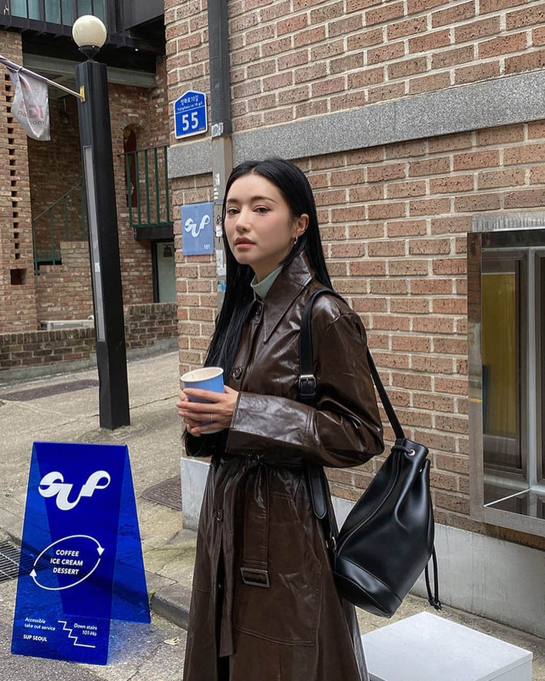 Official STYLENANDAさんのインスタグラム写真 - (Official STYLENANDAInstagram)「Leather Trench Coat🍂 클래식한 무드의 레더 트렌치 코트! 신상 8% 할인가로 만나보세요🤎 #stylenanda #newarrivals」10月15日 19時14分 - houseof3ce