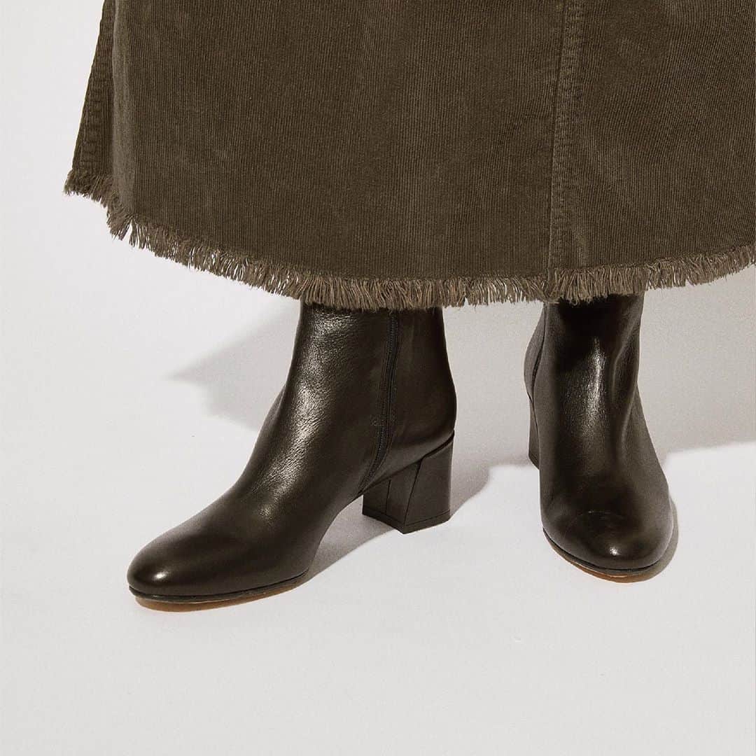 NEWoMan_officialさんのインスタグラム写真 - (NEWoMan_officialInstagram)「［#FASHIONISTAS_SELECT］ ・ コーデュロイ素材のサロペットスカートは、落ち着いたブラックのカットソーを合わせることで、すっきりと女性らしい印象に。切りっぱなしの裾のデザインからのぞく足もとは、縦のシルエットを強調できる太めのヒールとポインテッドトゥのブーツでシャープに魅せて。 ・ Plage　M2 Staff 深野さん #TOPS 〈#BASERANGE〉　¥9,000 #SALOPETTE 〈#HealthyDenim〉　¥23,000 #BOOTS 〈#FABIORUSCONI〉　¥31,000 ＋tax ※掲載外のアイテムは本人私物。 ・ ＊ニュウマン新宿で働くおしゃれなショップスタッフの愛用品や持ち歩きコスメを公開中！ 深野さんのポーチの中身は、館内ポスターやプロフィール欄URLの特設WEBサイトをご覧ください。 ・ ニュウマン新宿がヘアメイクアップアーティスト#松田未来 さんとお届けする秋のビューティーキャンペーン開催中！ 新作コスメやファッションショップスタッフのポーチの中身紹介など、特別なコンテンツが満載。ニュウマン新宿で、あなただけの「いいね」を探して。 ・ #NEWoMan #newoman_shinjuku #like_it_make_it #plage #プラージュ  #2020aw #サロペットコーデ #サロペットスカート #シンプルファッション #アラサーファッション #アラフォーファッション #抜け感 #大人カジュアル #ootd #outfit #coordinate #fashionsnap #今日の服 #tokyo #shinjuku  #ニュウマン新宿  #instafashion」10月15日 19時19分 - newoman_shinjuku