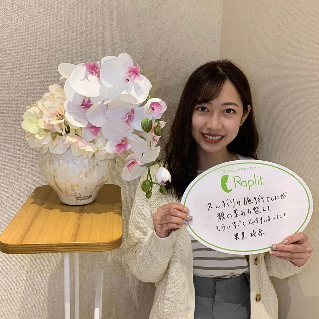 里見玲奈のインスタグラム：「﻿ こんばんは！久しぶりの投稿になってしまいすみません〜😭﻿ ﻿ 昨日はラプリ様(@raplit_official )に行ってきました🍀﻿ 顔の左右差が目立たないよう施術して頂きました！！﻿ 最近は学校の課題提出などで忙しくゆっくりと休める機会が無かったのですが、施術後スッキリ出来て嬉しかったです🐩🤍﻿ 次回もよろしくお願い致します💐﻿ ﻿ #隆鼻 #隆鼻矯正 #隆鼻術 #隆鼻矯正専門店raplit」