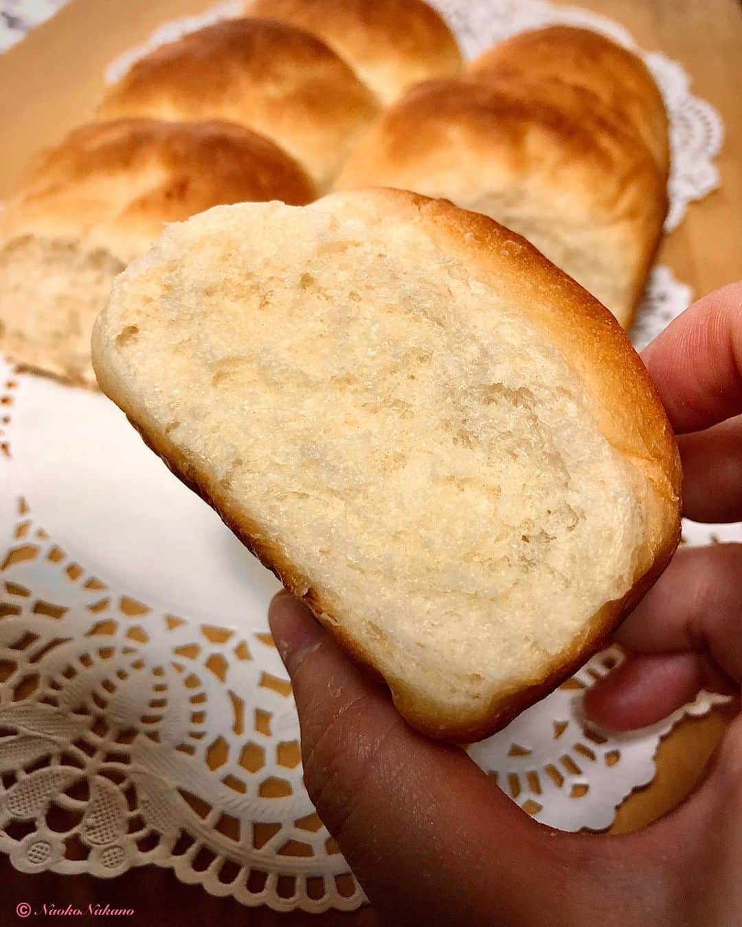 中野菜保子さんのインスタグラム写真 - (中野菜保子Instagram)「. 「焼き立てのパンを食べよう✨🍞✨」 🥘ラクックグランポッド🥘 @paloma_since1911 . 写真は🍎🍎🍎🍎🍎🍎🍎🍎🍎🍎枚♪ . 1:グリルでパン！！！ 2:グランポッドと 3:バター🧈熱すぎ注意 4:巨大化 5:8等分に 8:みてくださいっっっ 9:OMAKE 10:額w . ご機嫌いかがですか？（≧∇≦）？ . 9月7日に新発売のニューアイテム 「ラ・クックグランポッド」✨✨✨ . 先月もその万能性を 熱弁したけれど . 今回はワタシがコレで 1番創りたかったものを ご紹介です❗️❗️❗️ . . グランポットを使えば なんとなんと パンが焼ける🍞🥟🥐！！！ . 焼き立てを食べたい😋 両親にも食べさせてあげたい😋 . . というコトで 「Paloma(パロマ)第1号公式アンバサダー」中野、 早速ラ・クックグランポッドを使って パンを焼きます🔥🔥🔥 . . 【材料】8個分 クッキングペーパー 布巾もしくはラップ 無塩バター(溶かしておく) 15g 湯(40℃) 150ml  <A> 強力粉　250g ドライイースト  小さじ1・小さじ1/2 砂糖　大さじ2 塩　小さじ1/2　 . 【ちぎりパンの作り方】 . 🍞1:ラ・クックグランポットに クッキングシートをしく 🍞2:生地を作る ボウルに「A」をいれ、お湯をたしてこねる。 . まとまったらバターを加え つるりとした生地になったら、 閉じ口を下にして、ラップをして 温かいところで30分ねかす。 . 🍞3:8等分する 生地を8等分して、閉じ口を下にして 「1」にならべ 濡れ布巾もしくはラップをかけて さらに30分ねかせる。 専用網は使わないです。 . 🍞4:加熱！ 蓋をしてグリルで9分加熱。 上:強火・下:強火☀️ . 🍞5:火の強さを変えて更に加熱！！ 上:強火・下:弱火 グリルで1分加熱❗️ . 🍞6:そのまま余熱する 加熱後そのままグリルで余熱します。 5分❗️❗️❗️ . 🍞7:完成✨😋✨ モチモチふかふかのパンの完成です . . 何もつけなくても美味しい😋 . 何個か焼いて思ったのは、 コツとして生地が乾燥する前に こねるのと、 発酵させすぎないこと。 . 中野の失敗は、お湯の温度が少し 高くてイースト菌が元気が なくなったことw . 打ち粉はしなくて大丈夫です🙆‍♀️ . 慣れてきたら アレンジパンも作ってみたい！ . 因みに燻製もグランポットは 楽ちんなのでまたどれかのSNSで 書きますね✨✨✨ ＊ ＊ ＊ #ちぎりパン #燻製#キャンプ飯 #パロマ #paloma #第1号 #公式アンバサダー  #中野菜保子 #俳優 #actor  #singergirl #moviestar  #温もり系女子 #ナオ部 #のんびり屋 #ラクック #ラクックグラン  #ラクックグランポッド #パロマアンバサダー #家族との時間を大切に  #パロマガスコンロ #パロマグリル #パロマラクック #時短料理レシピ  #簡単ごはん #おうちごはん通信  #手料理 #お菓子作りのある生活  #ガスコンロ 大使 #エプロン女子  @paloma_since1911 @syanhaijitensya」10月15日 19時15分 - naokonakano8319