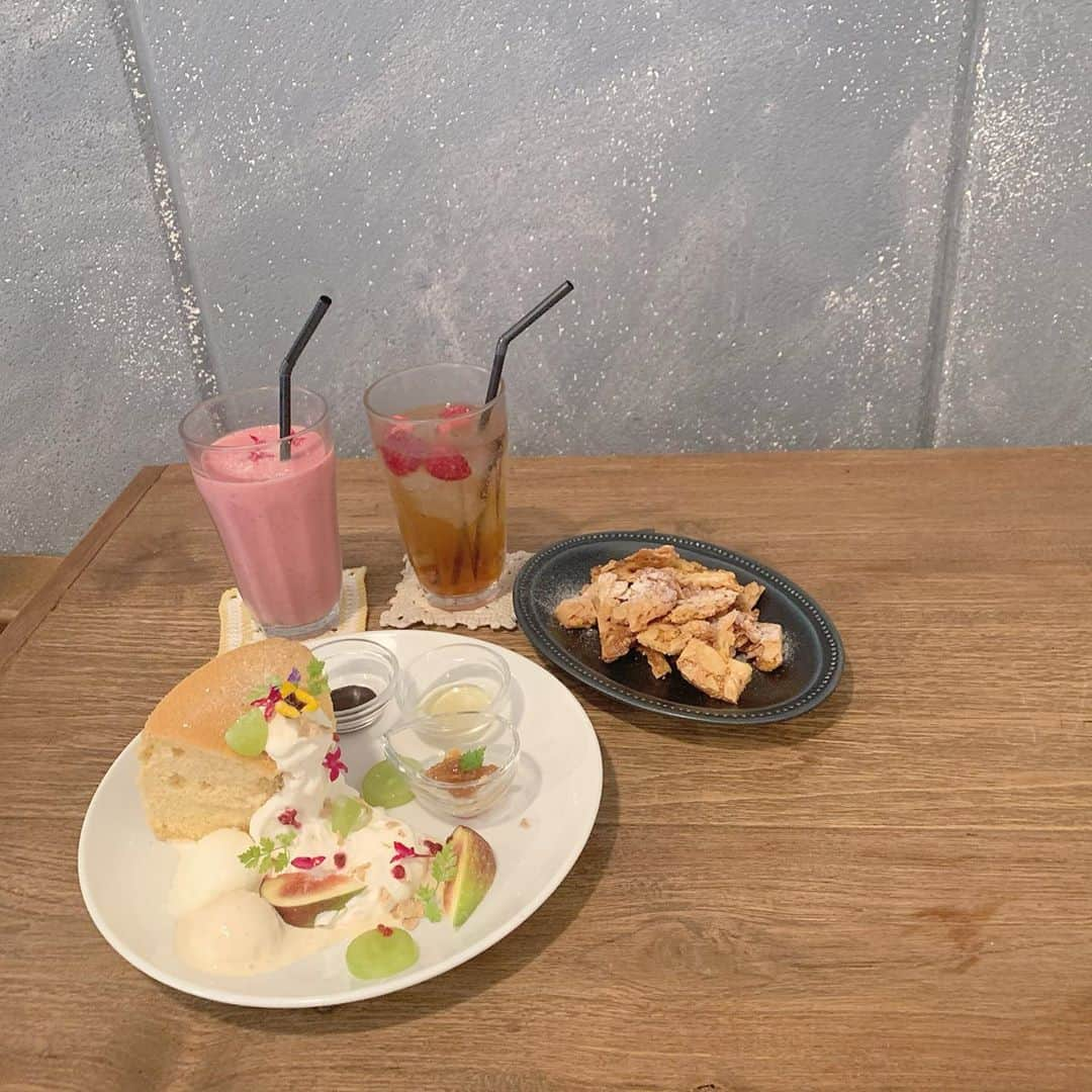 KANAKAさんのインスタグラム写真 - (KANAKAInstagram)「📍Anatelier  シフォンケーキとフロランタン食べた♡ フロランタン大好き👏🏼  今度はケーキ食べに行こうっと🥺💭  #anatelier #アナトリエ #大阪カフェ #北摂カフェ #吹田カフェ #whoswhochico #chico #niceclaup #louisvuitton #randa #canikafe #canikafe_osaka」10月15日 19時17分 - canika_1111