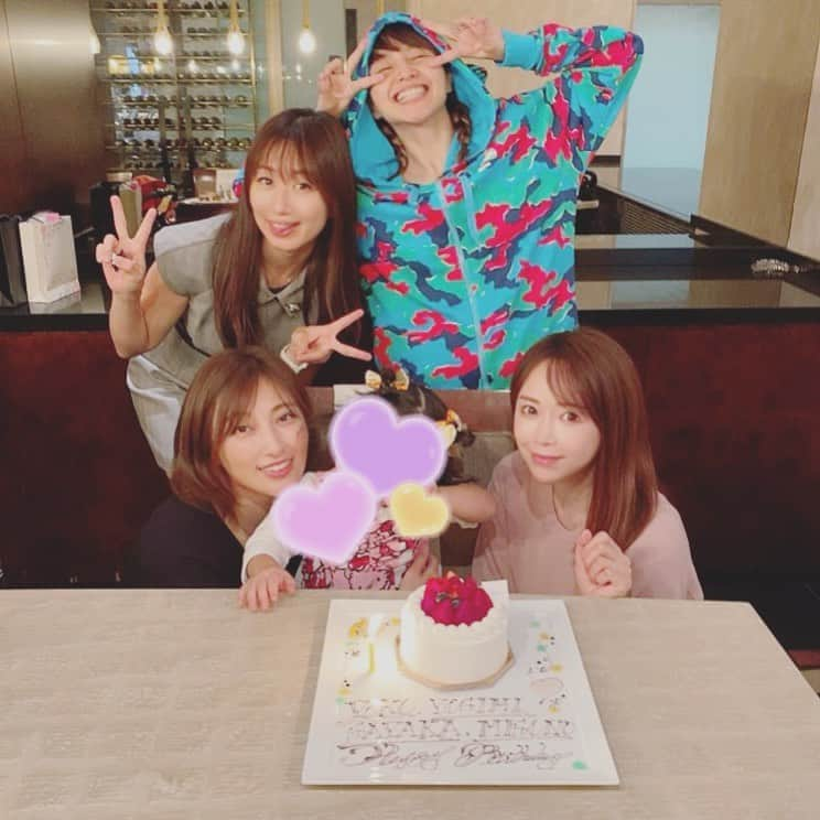 森本さやかさんのインスタグラム写真 - (森本さやかInstagram)「みんなでお誕生日会(*´꒳`*)  5月生まれの曜ちゃんと⭐︎ 8月生まれの好未さん⭐︎ 10月生まれのmisonoさんと私⭐︎⭐︎  最近まで外出もままならなかったから…お祝いはみんな一緒に(*≧∀≦*)♡♡ #みんなhappybirthday 🌹🎂 #お誕生日会  #合同誕生日会  #happybirthday #birthdaycelebration 💜💛💙」10月15日 19時27分 - sayakamorimoto1011