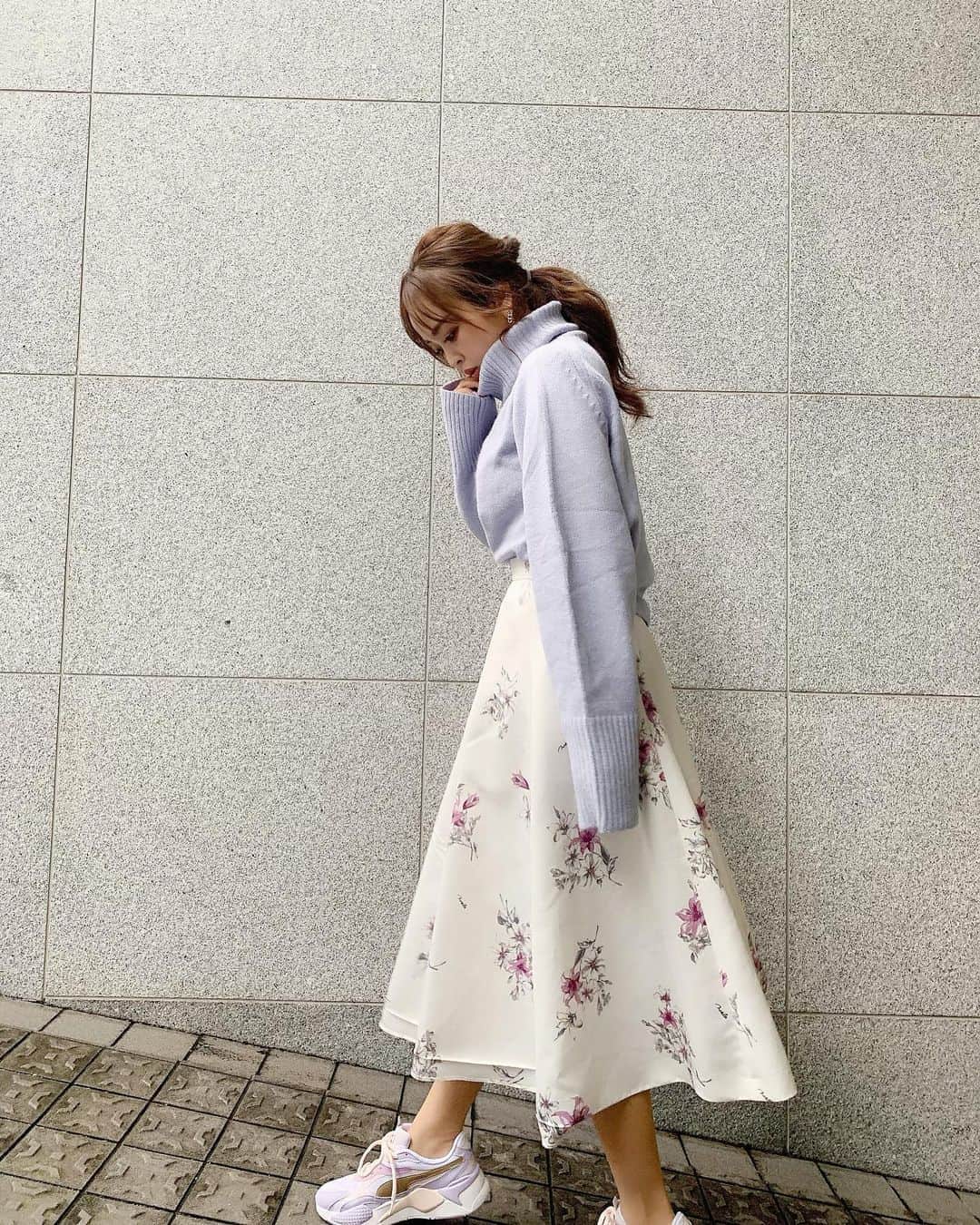 のインスタグラム：「本日のコーデちゃん♡﻿ ﻿ ﻿ ﻿ アイスブルーだけど、﻿ 光によってはパステルパープルに見える絶妙な色味の、オフタートルニット💜﻿ ﻿ ﻿ この色味に差し色のお花のスカートをコーデして、スニーカーもペールトーンで﻿ ﻿ ワントーンコーデにしてみました♡﻿ ﻿ ﻿ ﻿ このニットは安くて可愛いアイテムたくさんのfifthだよん☻ ﻿ ﻿ @fifth_store﻿ ﻿ ﻿ ﻿ 今日は天気が悪いからスニーカーコーデが最適でした💜﻿ ﻿ ﻿ ﻿ 明日は何着ようかなぁ◟̊◞̊ ◟́◞̀ ◟̆◞̆﻿ ﻿ ﻿ ﻿ ﻿ ﻿ ﻿ #fifth　#fifthtl　#フィフス　#オフタートルソフトタッチニット　#ootd #秋コーデ#スニーカーコーデ　#カジュアルガーリー﻿ ﻿」