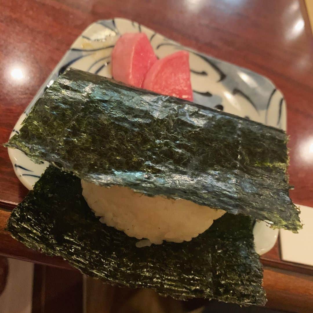中村優さんのインスタグラム写真 - (中村優Instagram)「おにぎりはいつなんどきも美味しいですが、ほろ酔いで食べるおにぎりはまた格別ですね🍙 嬉しそすぎ🤣」10月15日 19時21分 - nkmr_yu