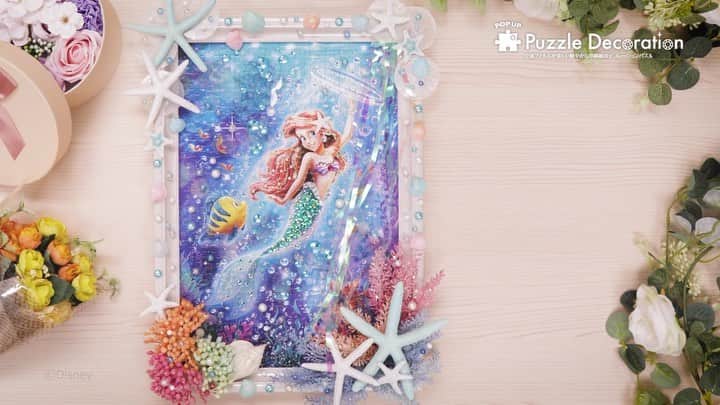 パズルデコレーション公式 エポック社のインスタグラム：「・ 立体フィルムが美しい鮮やかな印刷紙のデコレーションパズル「ポップアップパズルデコレーション」をご紹介します。 ・ 特徴は、パズルを煌びやかにする箔押し加工と、各キャラクターごとにの世界観に合わせた、デコフィルムシート。 美しい立体的なデコレーションを楽しむことができます。 ･ 詳しくは、パズデコの公式ウェブサイトをチェックしてくださいね。 ・ ©︎Disney ・ #パズルデコレーション #パズデコ #puzzdeco #パズル #puzzle #ジグソーパズル #デコレーション #デコ #ハンドメイド #ディズニー #ディズニープリンセス #disney #アリエル」