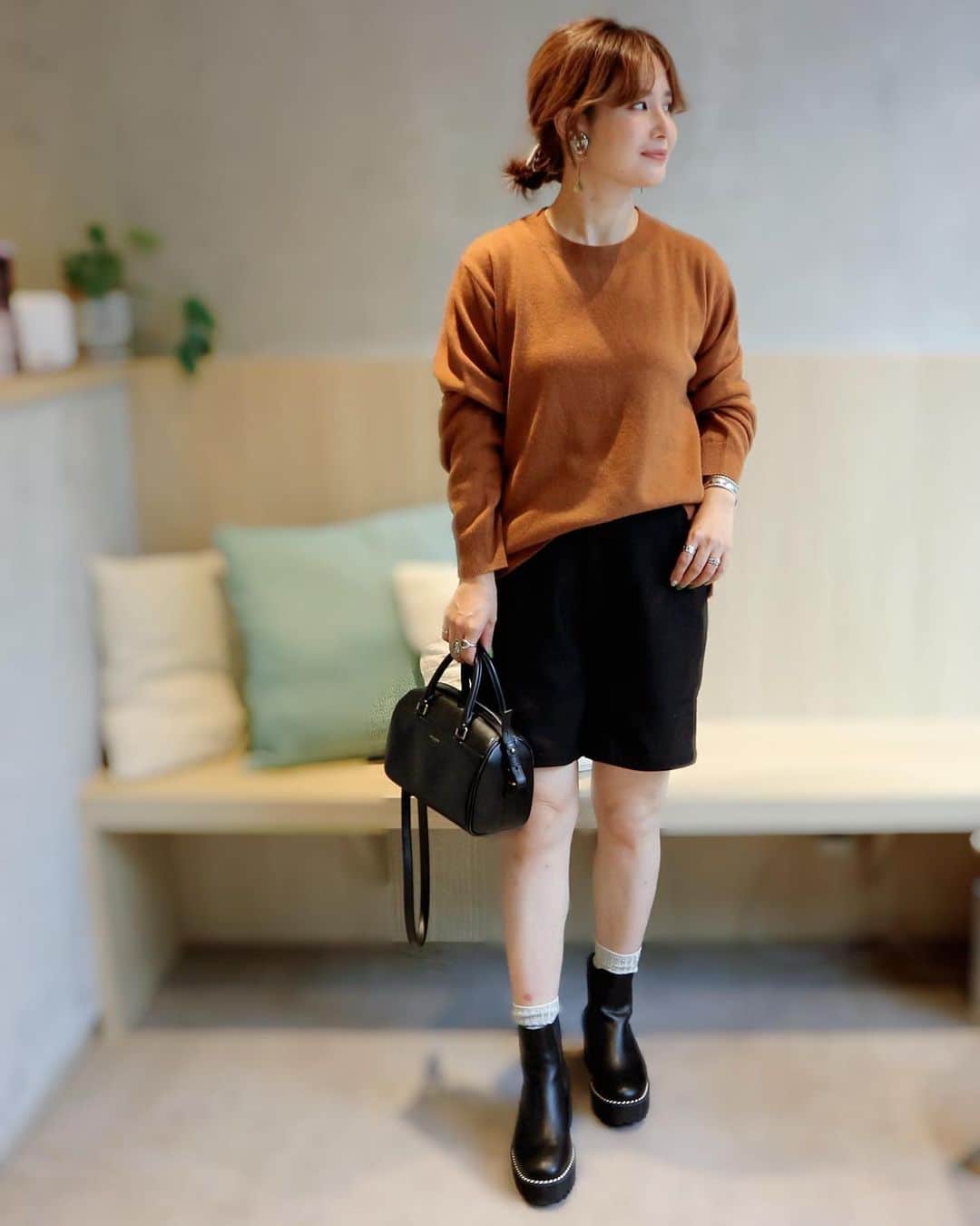 のインスタグラム：「‥ 今日のお仕事服。 相変わらず茶色が好きでキャメルのニットを【kuih(@kuih_store )】でGETしました。プチプラだけどウール100%で着心地良くて暖かい。シンプルだけど、こなれ感もあってマジでお気に入りの一枚♡ ∵ ∵ #kuihst #kuih #クイ  #ママコーデ #ママファッション #大人ファッション #30代コーデ #アラフォーコーデ #お仕事コーデ コーデ #大人可愛い #ミヤマリ #vocest #vocemagazine #美容ブロガー #インフルエンサー #超未熟児ママ #ママ #ワーママ #ワーママコーデ #男の子ママ #mamagirl #おしゃれさんと繋がりたい #男の子ママと繋がりたい」
