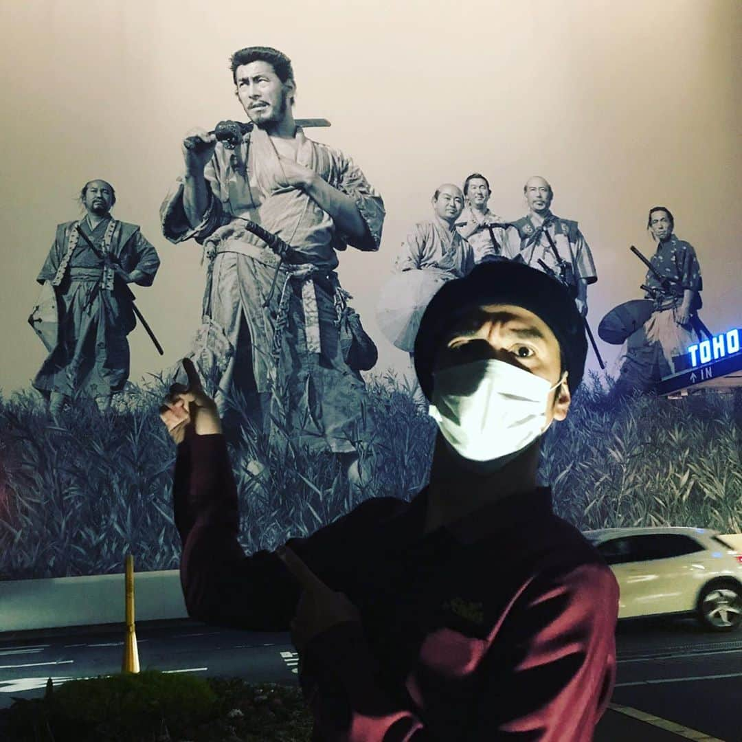 宮島三郎さんのインスタグラム写真 - (宮島三郎Instagram)「本日はCMの撮影に行ってきました。 激しく動いたので膝ガクガク手足プルプル。 写真は永遠の憧れ三船敏郎さん、三と郎が自分の名前に入ってる事が密かな自慢。 三船先生、お疲れ様でした！ 家に帰ってルパンの娘観るだすよ！ #三船敏郎」10月15日 19時25分 - saburo0804