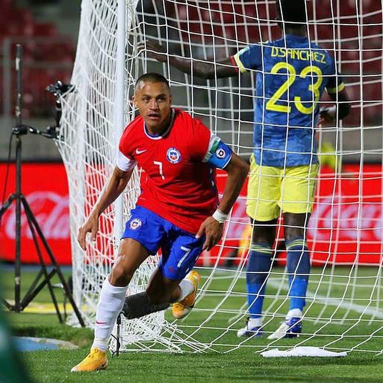 アレクシス・サンチェスのインスタグラム：「Tratar siempre de seguir mejorando como selección.  Muy feliz por la entrega y el profesionalismo de cada jugador en estos primeros dos partidos de eliminatorias. Esto recién comienza. 🇨🇱  Vamos Chile carajo ⚽️」