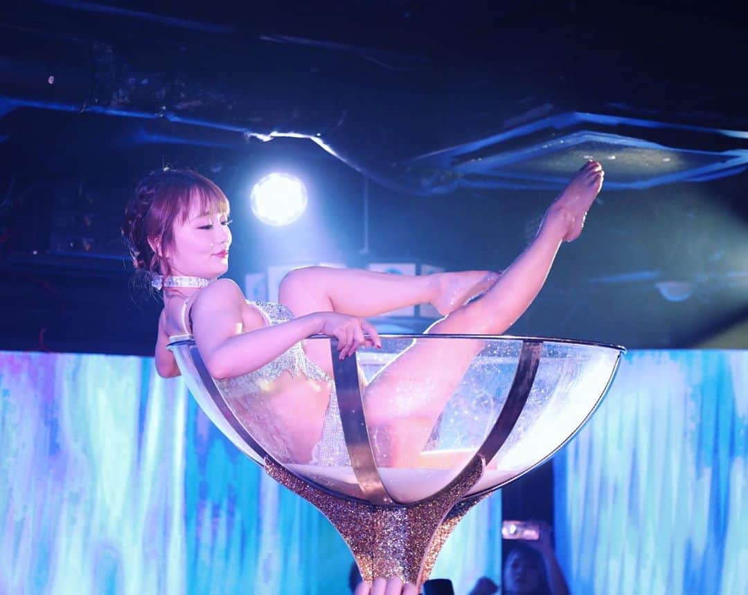 Roseさんのインスタグラム写真 - (RoseInstagram)「. . リハでYAVAYの子たちが輝いてるの見て. うるうるしてしまった. もう母の気分。。。. みんな才能のかたまりだから. これから色んなチャンスを与えてあげてほしい. . ヤバイの子はちょっとやそっとじゃ枯れないから. 光があればみんなで同じ方向むいて進んでいけるから. . . Photo by かずまさん. . #showclub #nightspot #burlesque #dancer #showgirl #showdancer #japanesegirl #japanesebeauty #BURLESQUEannexYAVAY #YAVAY  #ヤバイ #バーレスクヤバイ #バーレスク  #ダンサー #ショーダンサー #卒業 #余韻 #卒業イベント #感謝 #ふりかえりぐらむ #ありがとうございました #マティーニグラス  #マティーニグラスショー」10月15日 19時27分 - rose_ro_tan