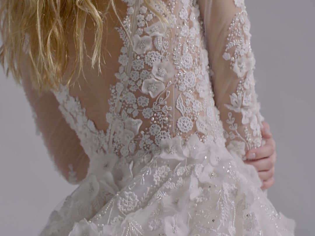 JUNOのインスタグラム：「NYBFW Fall 2020 Collection﻿ INES DI SANTO﻿ ﻿ 繊細なレースにきらめくビーディング 手作業で作られた可憐なモチーフ  芸術的なディテールは いつも私たちの心をときめかせ エレガントな気持ちで満たしてくれます  ﻿ ＊こちらのドレスがお好きな花嫁様へ＊ 今、試着できるドレスのご紹介もしています スワイプしてご覧ください  Photo 2,3 Brand. INES DI SANTO Dress No. 03-20466 ﻿ #inesdisanto﻿ #MARCHESA﻿ #antonioriva﻿ #naeemkhan﻿ #inmaculada﻿ #kennethpool﻿ #zacposen﻿ #juno﻿ #junowedding﻿ #wedding﻿ #weddingdress﻿ #viktorandrolf ﻿ #lenamedoyeff ﻿ #ジュノ﻿ #ウエディング﻿ #ウェディング﻿ #ウエディングドレス﻿ #ウェディングドレス﻿ #ドレス﻿ #プレ花嫁﻿ #2020冬婚﻿ #2020秋婚﻿ #福岡花嫁﻿ #東京花嫁﻿ #九州花嫁﻿ #関東花嫁」