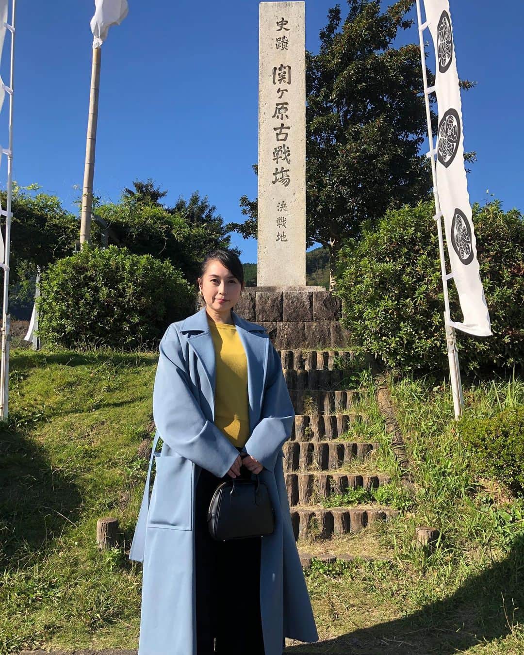 美甘子さんのインスタグラム写真 - (美甘子Instagram)「旅と鉄道1月号の取材で、岐阜県関ヶ原へやってきました。 関ヶ原古戦場をボランティアガイドの吉澤さんに案内していただきました。何度か訪れていますが、綺麗に整備されていて秋晴れで清々しくて気持ち良かったです。 吉澤さんから、関ヶ原の戦いのとき、ここに暮らしていた村民たちはどうしていたと思う？と聞かれて、たしかに家で震えていたのかな？と考えたら、持てるものもって、山に逃げて、関ヶ原の戦いが終わった後も1か月山にこもって、降りてきて、そこから焼けた関ヶ原を復興して行ったという話を聞きました。逃げる山も三方向あったりして、なかなか知ることのできないお話を聞けてとても勉強になりました。 #旅と鉄道 #関ヶ原古戦場 #関ヶ原」10月15日 19時37分 - rekish_mikako
