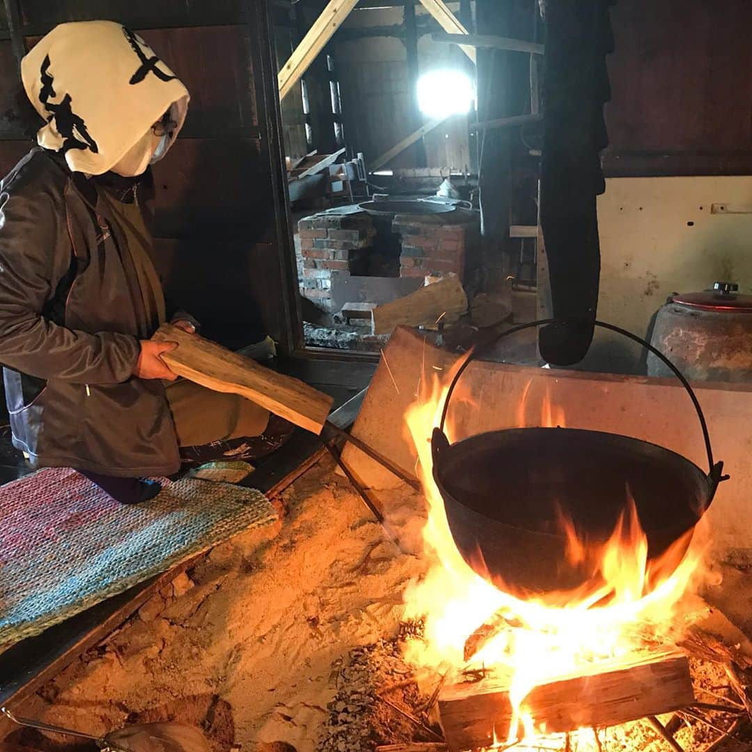 井上智晶さんのインスタグラム写真 - (井上智晶Instagram)「県内最大の茅葺き民家です！  とにかく屋根が大きくてビックリ！  高さが普通の民家の倍くらいありました。  一戸町小鳥谷にある 江戸時代末期の建物 旧朴館家住宅です。  なかでは、週に2回 ボランティアの方が 建物を維持していくために 火を起こして、 煙りで燻す事をしているそうです。 まだまだ県内、知らないところが ありました。  今回は、8っぴーサタデーの いわてつロケで訪れました。 IGR小鳥谷駅周辺を 紹介します。  放送は24日(土)10時25分〜 是非ご覧ください！  #岩手めんこいテレビ #8っぴーサタデー #いわてつ #IGR #小鳥谷駅 #一戸町 #旧朴館家住宅 #茅葺き民家 #岩手県内最大 #アナウンサー #井上智晶」10月15日 19時37分 - tomoaki.mit.inoue