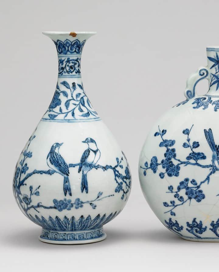 のインスタグラム：「“Beauty is truth, truth beauty, — that is all Ye know on earth, and all ye need to know”  Keats was referring to another type of ceramic vessel – a Grecian urn – with these words, but curator Jessica Harrison-Hall thinks of his famous lines when looking at these beautiful pieces of blue-and-white porcelain: ‘They inspire me to think of beauty and strength simultaneously, and the links between the two.’  With designs of birds resting on blossoming branches, they are delicate, but they also represent strength – specifically the strength of the ties between nations.  They were made in China, but the form of the moon-shaped flask derives from Middle Eastern glass, and the geometric borders are copied from the patterns found on Middle Eastern metalwork.   Find more inspirational stories from staff, Trustees and partners via the link in our bio, and today on #MuseumPassion.   🔎 Three porcelain vessels decorated with songbirds and flowering trees. Jingdezhen, China, 1403–1424.   #BritishMuseum #porcelain #ceramics #HereForCulture」