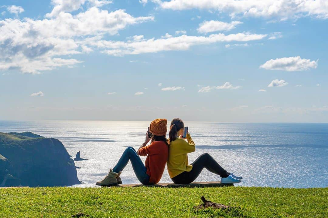 近藤しづかさんのインスタグラム写真 - (近藤しづかInstagram)「Sending love💕  #shimane #japan  #chilling #nature  #島根県 #隠岐  #西ノ島  #国賀海岸 #摩天崖　 #隠岐ユネスコ世界ジオパーク  #ユネスコ世界ジオパーク #世界ジオパーク #大自然  #海と空　#絶景　#日本海 #青空　#海 #やっほー」10月15日 19時31分 - shizuka_kondo