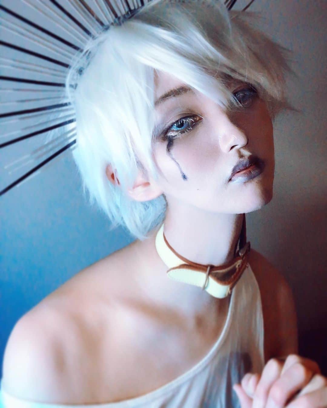のインスタグラム：「ギリシャ神話の少年的な ††††††††††† like a boy in Greek myth🌈🦄 ††††††††††† #ポートレート　#中性  #中性さんと繋がりたい　#雰囲気　#少年　　#transgender #lgbt  #boyish 　#ゴシック #genderfluid #ボーイッシュ #lgbtq #goth #白コーデ 　#男装　#男装女子　#ジェンダーレス　#ハロウィン　#gothic #gothgirl」