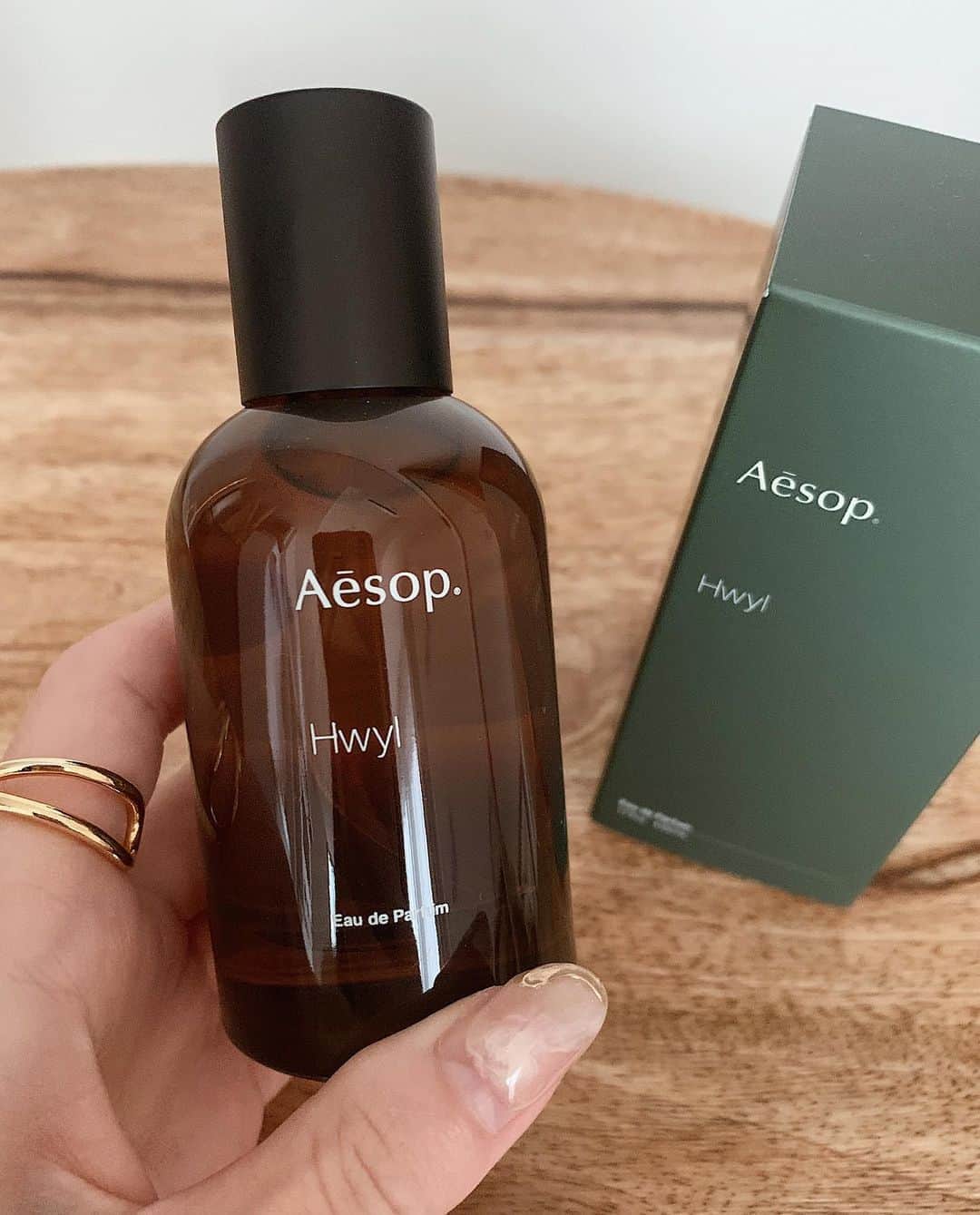 のインスタグラム：「New Fragrance🍃  @aesopskincare Hwyl ストーリーに載せたら、たくさん反応頂いたこちら。 何ヶ月も何ヶ月も迷って、、やっと🥺 ヒノキの森を連想させるウッディーでスモーキーな香り🌲  青森のヒバ油を購入してから (これについては楽天ROOMで熱弁してます笑) すっかりウッド系の香りにハマってしまって、、 今の気分にドンピシャな香水ヒュイル✨  自分的には少し新鮮な香りを選んだけど、 とてもお洒落な香り(あとすごく癒される、森🌳) この香りがする人が隣に来たらチラッと 見てしまうだろうな、という香り。🤭  日本古来のヒバの木と苔寺のお庭から着想を得て 誕生した香りだそう◯  男性にもつけてほしい香り、、👏🏻🍃  #aesop」