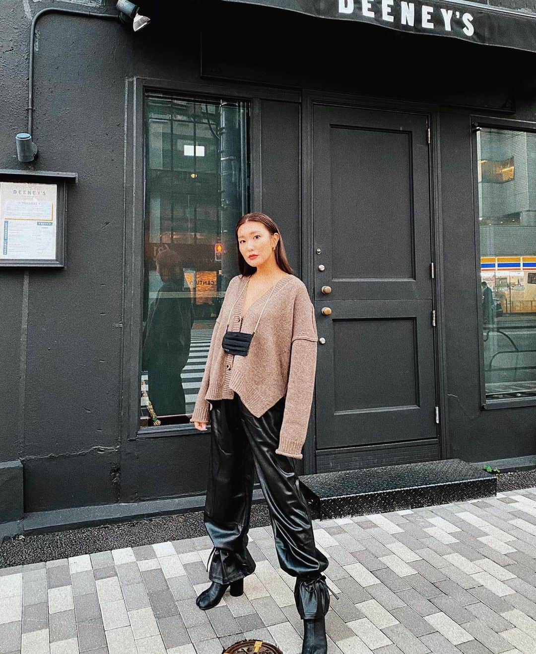 小竹麻美のインスタグラム：「裾絞りのエコレザーパンツをげっと✌🏼 @revolve 💕 今年はいつもに増してクローゼットがレザーレザー祭りです。🔥  セールアイテムからさらに20%0FFになるセール・オン・セールが明日の深夜まで限定でやってるよ😎   #revolveme #リボルブクロージング #lacademie #ラカデミー」