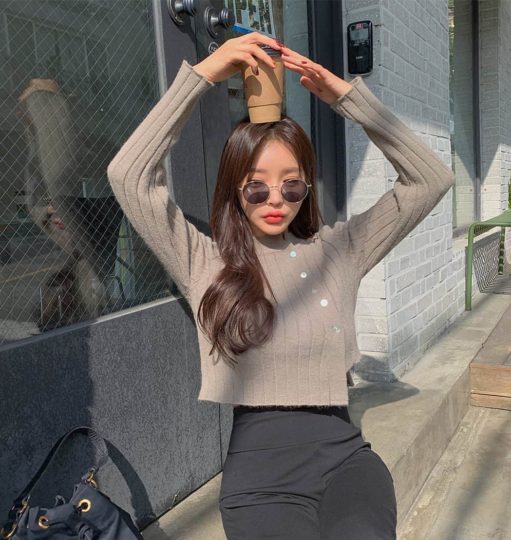Chuuのインスタグラム：「반응이 너모나 좋은 사선 니트 cardigan!  블랙, 아이보리 컬러에 이어 카키 컬러도 인기만점!!  주문량이 많아 배송이 조금씩 늦어지고 있어요! ㅠㅠ 빨리 준비해서 후딱 배송해드릴게요🙏🏽」