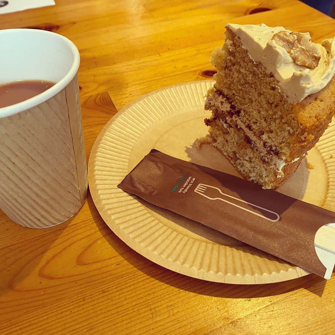田添菜穂子さんのインスタグラム写真 - (田添菜穂子Instagram)「Baking lesson for Coffee and walnuts cake. Always great recipes!!!  お久しぶりにモンクレ @morningtoncrescenttokyo のステイシーさんのベイキングレッスンへ😊 今日はコーヒー&クルミケーキ✨オープンベーカリーで食べていつも美味しかったからいつか作ってみたかったんです😊 感染予防対策のためにドアを開けてたり、カトラリーが使い捨てだったり。配慮してもらいながらもお菓子作りが楽しめてリフレッシュしました✨ 台の上のケーキがステイシーさん作でみんなで美味しくいただきました😊 お持ち帰り仕様のものが私作。スポンジの間のクリームがなみなみとはみだしてる方が美味しそうに見えるかな〜💕とやってみたら、子供が作ったみたいになってた、、😅  #morningtoncrescenttokyo #coffeeandwalnutcake #britishcakes #モンクレ東京 #モーニングトンクレセント東京 #コーヒーとクルミのケーキ #麻布十番」10月15日 19時46分 - nahokotazoe