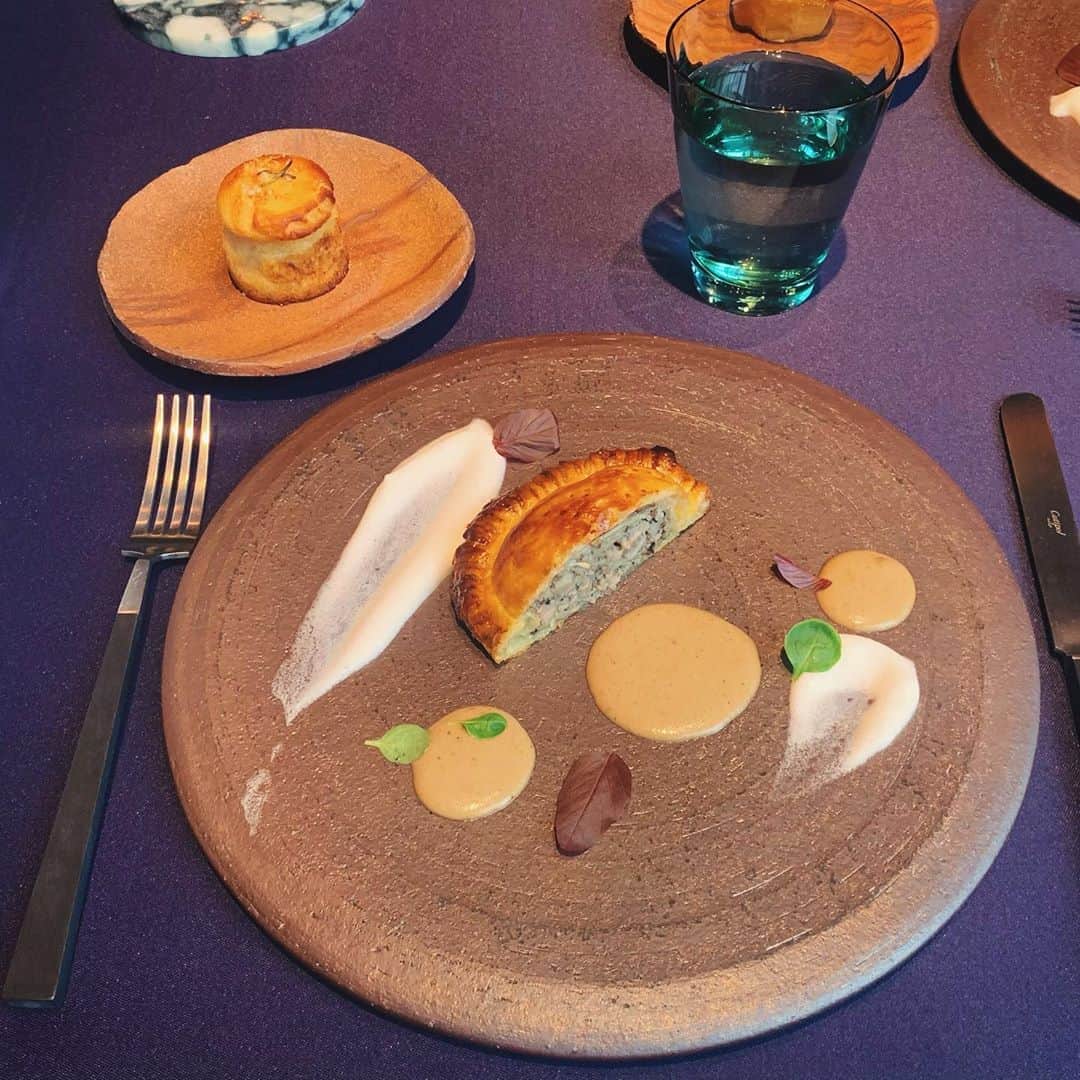 樹神さんのインスタグラム写真 - (樹神Instagram)「お昼はあまり飲まないよ、と飲み方歩み寄ってくれた　@moog0513 と。  細やかに丹精込めて作られたいろいろな肉料理、発酵、お酒と楽しむめくるめく世界。  #lunch#haregastronomia」10月15日 19時38分 - kotamaofficial