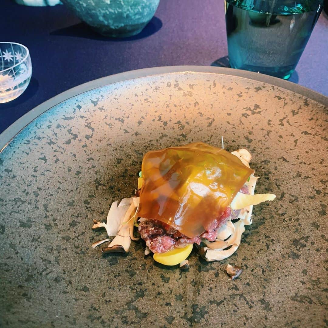 樹神さんのインスタグラム写真 - (樹神Instagram)「お昼はあまり飲まないよ、と飲み方歩み寄ってくれた　@moog0513 と。  細やかに丹精込めて作られたいろいろな肉料理、発酵、お酒と楽しむめくるめく世界。  #lunch#haregastronomia」10月15日 19時38分 - kotamaofficial