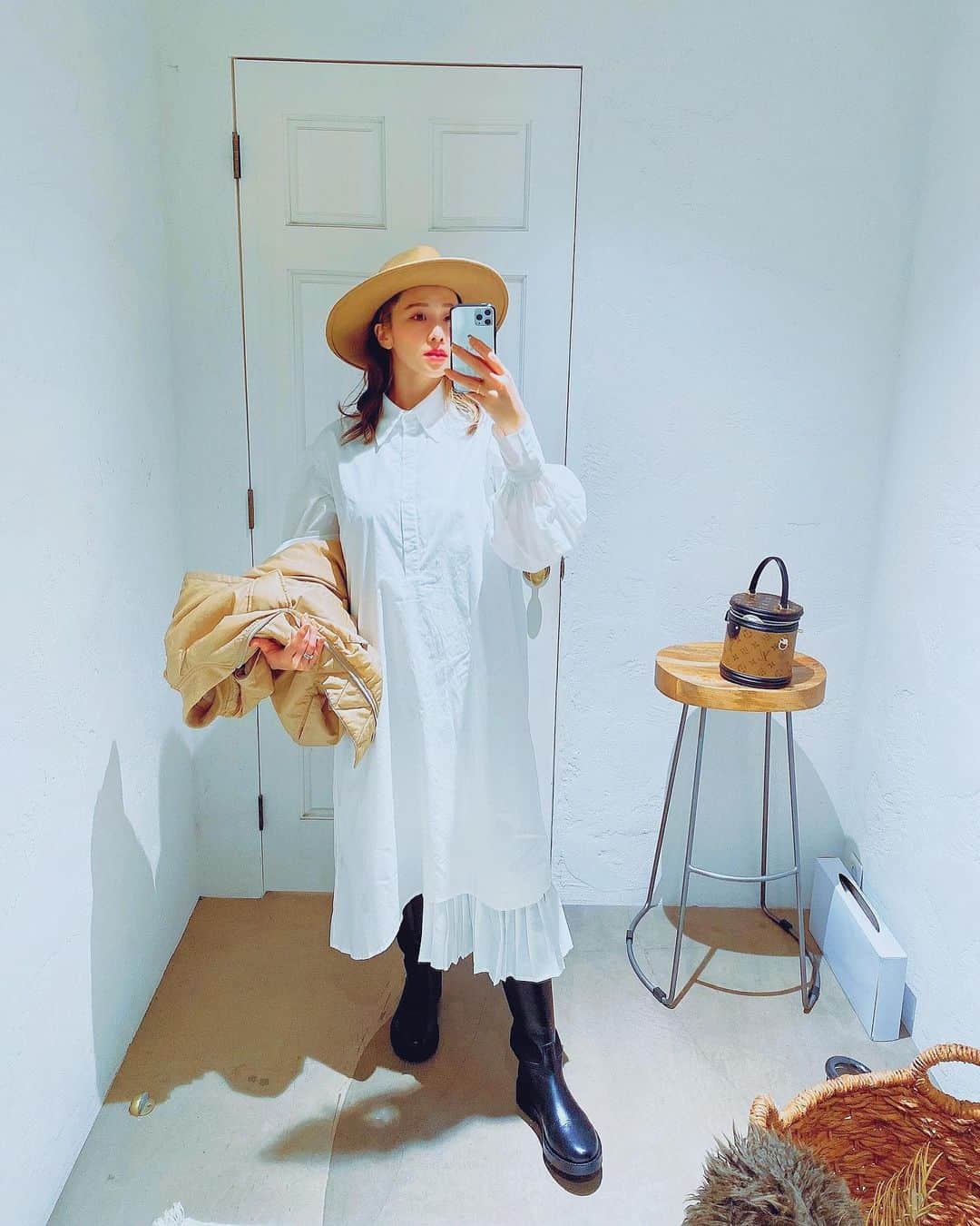 shihoのインスタグラム：「雨だけど白きちゃう🤎🤍  #ootd#todaysoutfit #fashion#code」