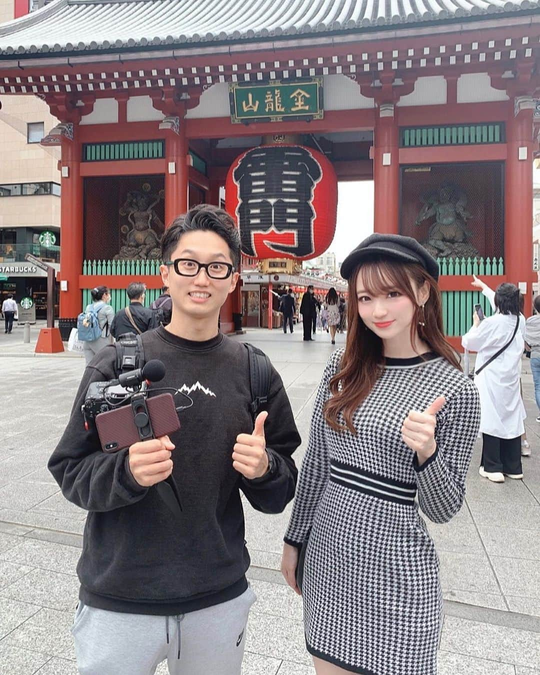 小越しほみさんのインスタグラム写真 - (小越しほみInstagram)「韓国YouTuberパクさんの YouTubeチャンネルの撮影してきました📹 ・ 浅草お散歩しながらの ゆるりな撮影で楽しかった🥳 ・ またアップされたらお知らせするね💓 ・ ・ ・ ・ ・ #浅草 #浅草散歩 #雷門 #浅草寺 #浅草観光 #浅草さんぽ #youtube #youtuber #ユーチューブ #撮影 #ロケ撮影 #韓国 #michellmacaron #ミシェルマカロン #絶対領域」10月15日 19時39分 - shihomi1129