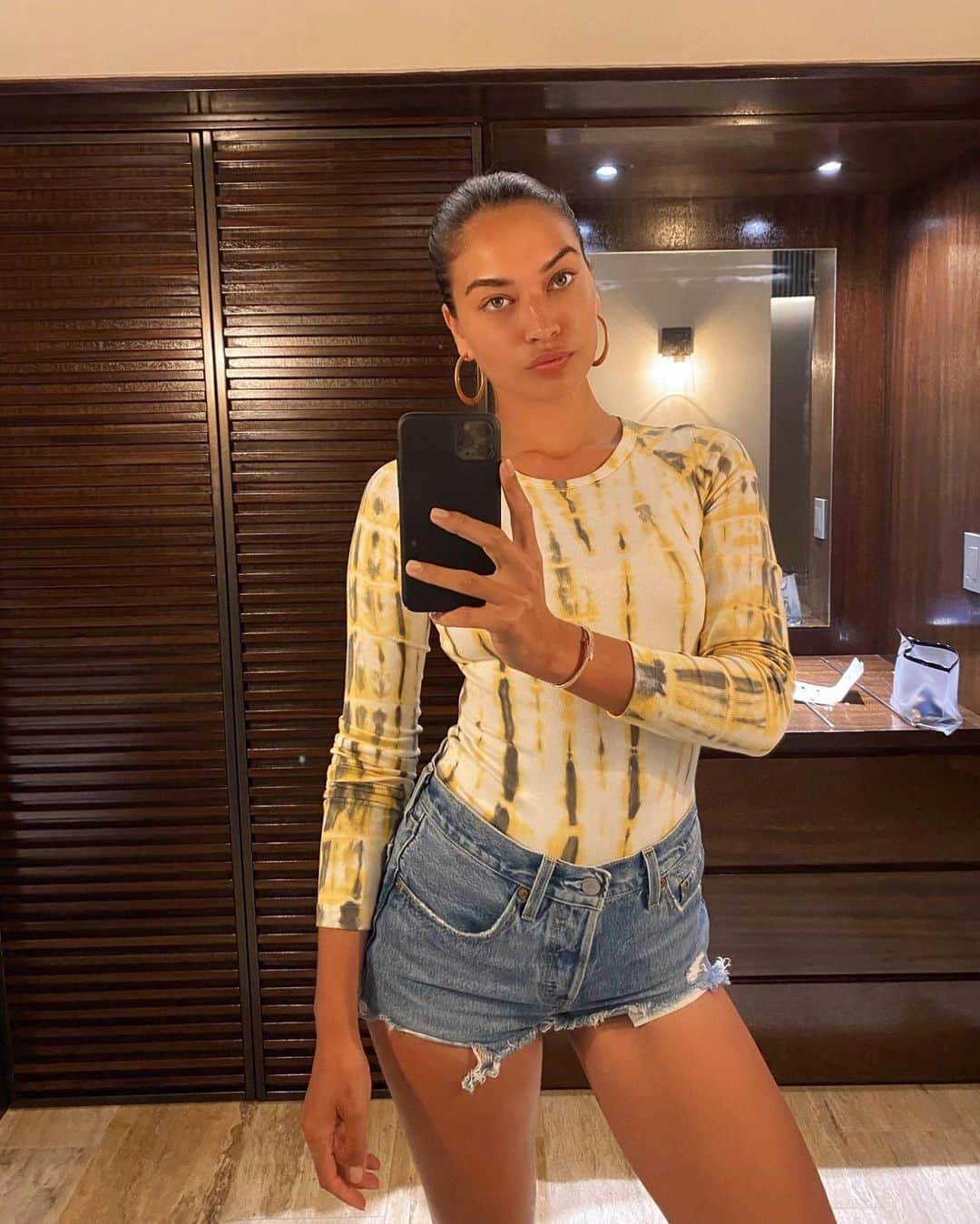 シャニーナ・シャイクのインスタグラム：「See this tan .... I would like it back please」
