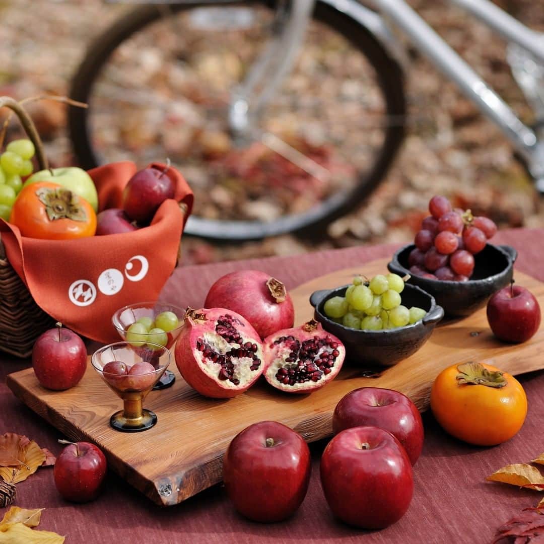 のインスタグラム：「【秋の信州を満喫する「フルーツサイクリング」】  Rejuvenate your body with seasonal fruits after cycling around nature-rich Karuizawa.  今の季節、長野県・軽井沢の滞在型リゾート「星のや軽井沢」では「フルーツサイクリング」を1日1組限定で実施しています。絶景が広がる豊かな自然の中を自転車で走り、旬のフルーツをふんだんに使ったブランチを食す、信州の秋を満喫するアクティビティです。  軽井沢では10月中旬に紅葉が始まり、開花のピークを迎えたそばの花畑や黄金色の稲穂が一面に広がる棚田など、さまざまな秋景色を楽しめることが特徴です。また、8月下旬から10 月までは、長野県が国内生産量の上位を誇るりんごやぶどうなど、多くの果物が旬を迎えます。そんな信州の秋を満喫していただきたいという思いから、本アクティビティを開発しました。  #HoshinoResorts #星野リゾート #hoshinoya #星のや #hoshinoyaKaruizawa #星のや軽井沢 #Nagano #Karuizawa #長野 #長野県 #軽井沢 #軽井沢旅行 #KaruizawaTrip #luxuryresort #JapaneseHotels #travelJapan #ig_Japan  #JapanTravel  #フルーツ」