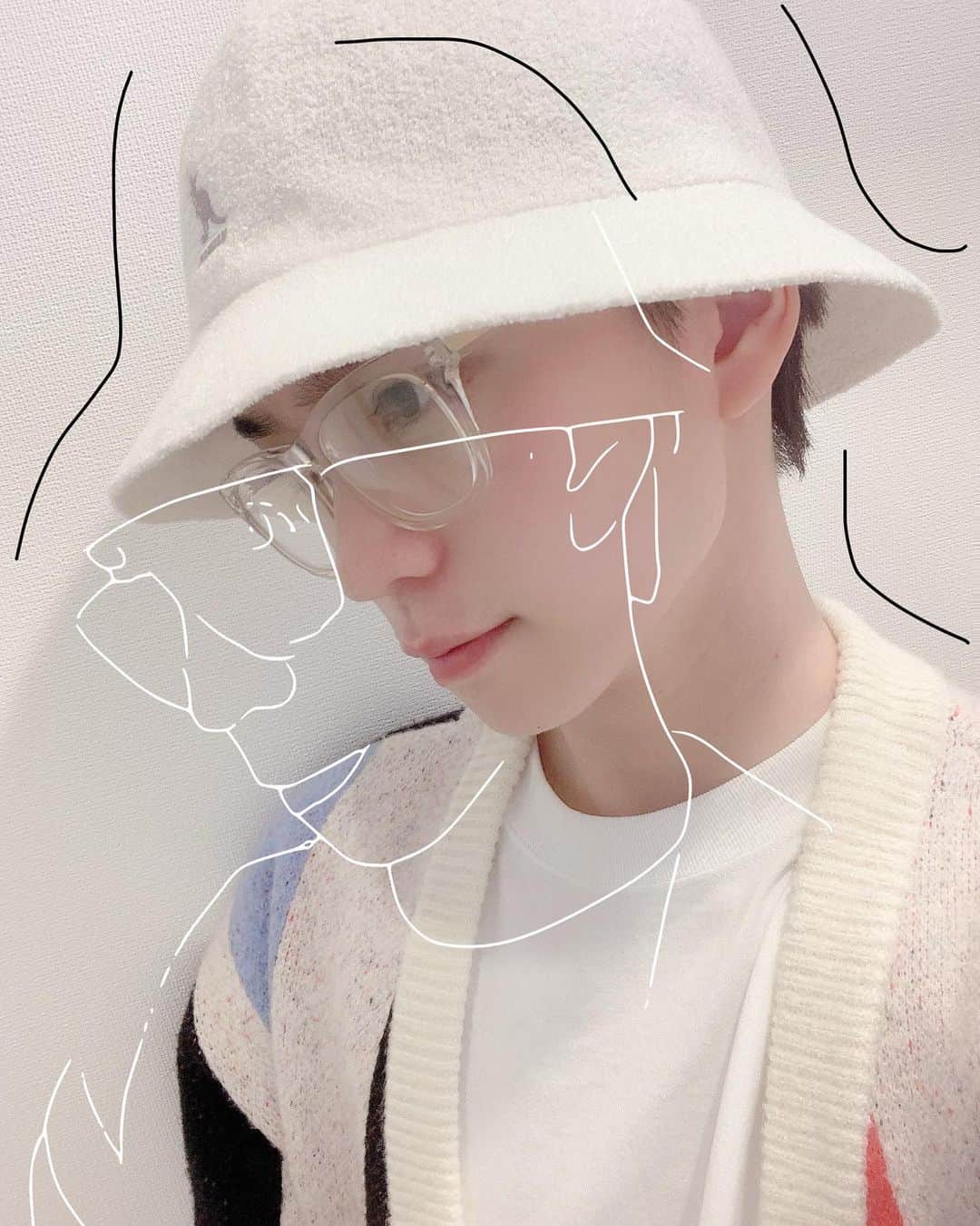 のインスタグラム：「Instagramの皆様お久しぶりです。  久しぶりに自撮りを試みました。  なんか頑張ってお洒落な格好をしてみたんだけど  やはり難しかった…だがしかし  木津は元気に日々を過ごしています  ご報告したいことも沢山あり  皆様の事を考える幸せな気持ちになります  今年も、もう終わってしまうのか  悔しい一年だったな  とにかく悔しかった  だから来年はもっと実りある年にする  久しぶりに食べた大戸屋のかあさん煮  なんだか、グッときた。  いつもありがとう皆様  感謝を忘れず、会える日を願って  頑張る、頑張ろう。  変わらないもの⇔変わりゆくもの  信念⇔年齢  【どんな時でも心から皆を幸せに】  木津つばさ」