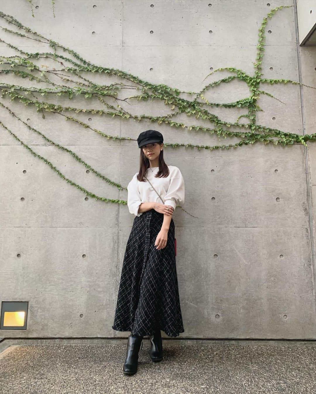 今井美桜さんのインスタグラム写真 - (今井美桜Instagram)「＊ モノトーンプチプラコーデ👗  @gu_for_all_ のトップス◎ シワにならないし、着やすいし活躍中😂 もう1枚買おうか迷う、、  #GU秋コーデ2020 #みんなのguコーデ #ジーユー #ザラ #コーデ #モノトーンコーデ #プチプラコーデ #キャスケット #帽子 #ファッション #今日のコーデ #秋コーデ #カジュアル #私服 #ロングスカート #シンプルコーデ #ブーツコーデ #gu #zara #hm」10月15日 19時44分 - mio_ima49