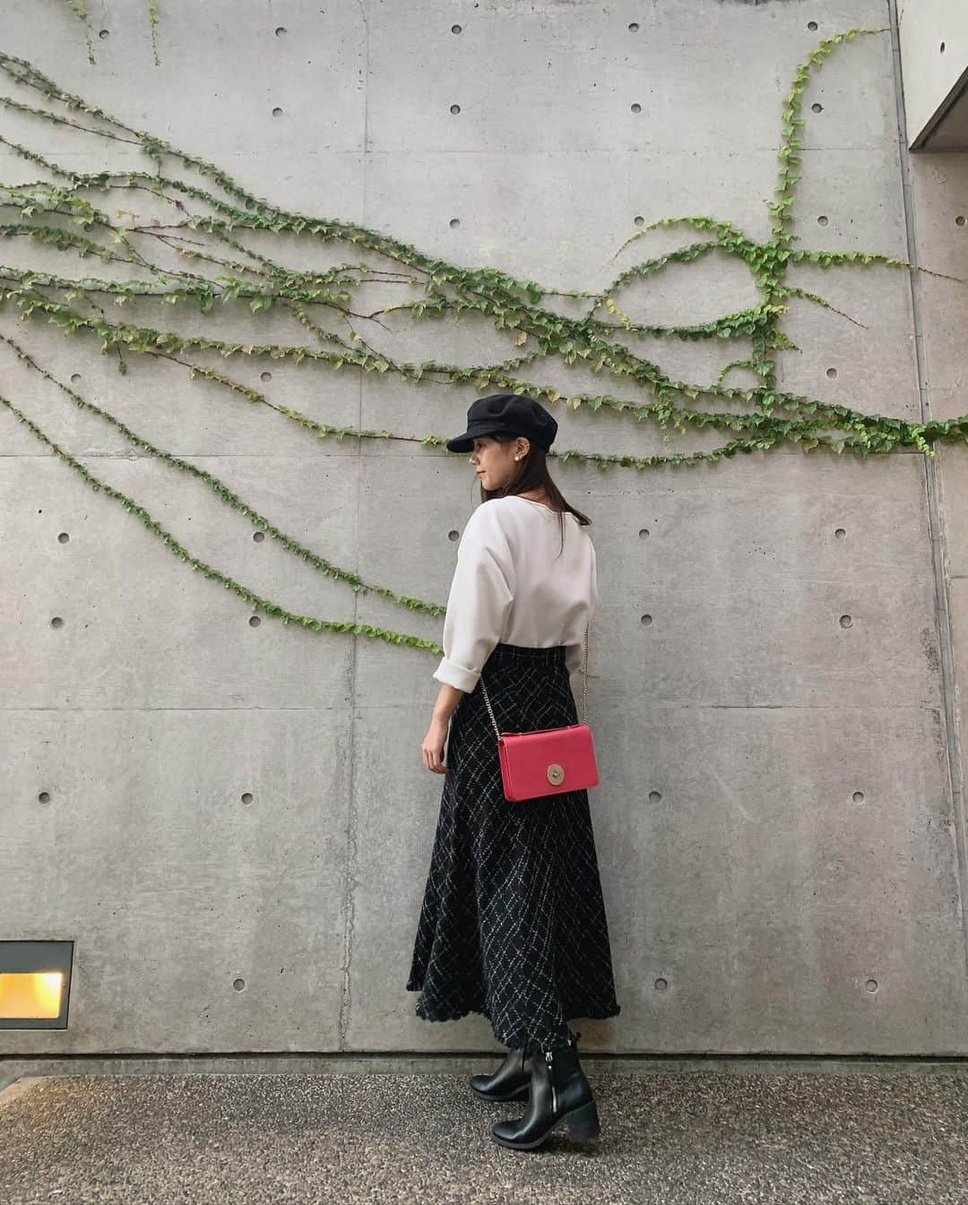 今井美桜さんのインスタグラム写真 - (今井美桜Instagram)「＊ モノトーンプチプラコーデ👗  @gu_for_all_ のトップス◎ シワにならないし、着やすいし活躍中😂 もう1枚買おうか迷う、、  #GU秋コーデ2020 #みんなのguコーデ #ジーユー #ザラ #コーデ #モノトーンコーデ #プチプラコーデ #キャスケット #帽子 #ファッション #今日のコーデ #秋コーデ #カジュアル #私服 #ロングスカート #シンプルコーデ #ブーツコーデ #gu #zara #hm」10月15日 19時44分 - mio_ima49