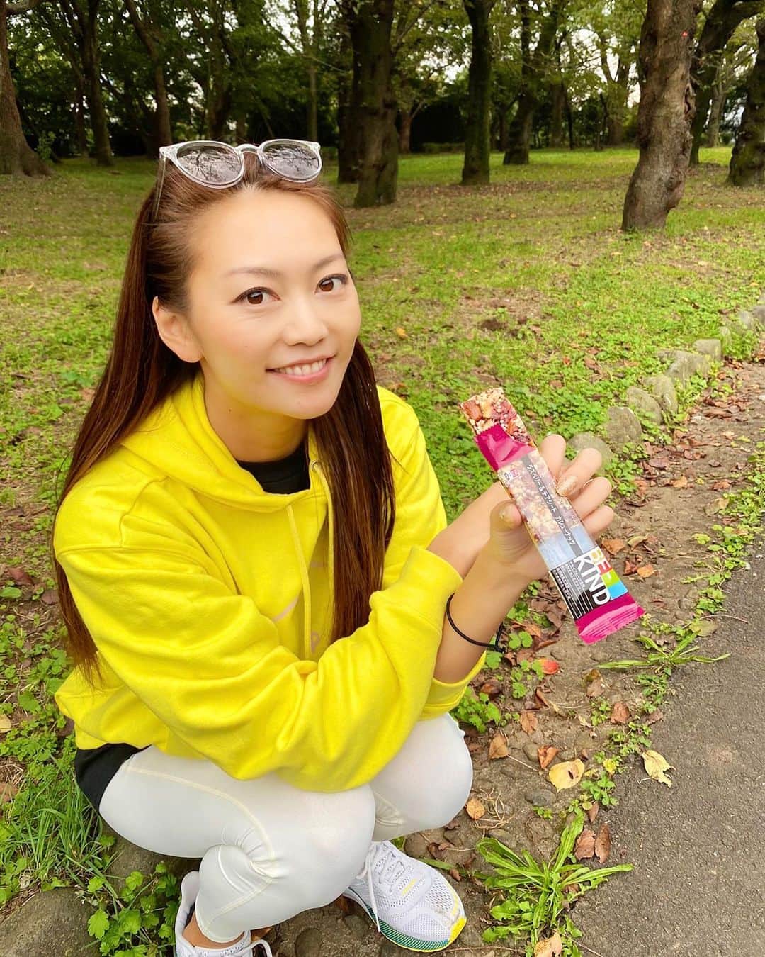 SAORIのインスタグラム：「BE-KINDの新作、 美味しすぎる✨🙌‼️😘😋 話題のスーパーフードチアシード入り🌴 ほんとに好きな味♡ お試しあれ❤️ 一つ言っていい？ この写真、メイクうっす‼️ . #PR #マースジャパン #BEKIND #カラダよろこぶナッツバー #ナッツバー #ワークアウト #東京 #tokyo #港区 #高身長女子 #model #モデル #influencer #インフルエンサー #instagramer #インスタグラマー #ambassador #アンバサダー #フリーモデル #ポートレートモデル #カメラマンさんと繋がりたい #ポトレ #ポトレのセカイ #ビジョラダ #美女jp #ビジョフォ #ビジョナビ」