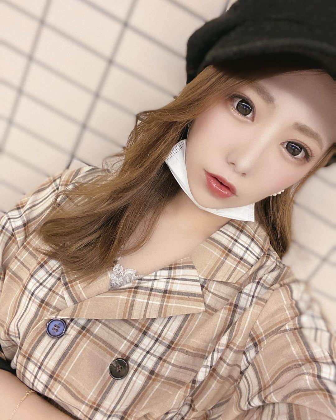 のインスタグラム：「秋は帽子かぶる機会増えて、 前髪分け率高くなりがち🍁 . これ本当に好き嫌い割れる〜〜〜🤣 . . #selfie #前髪分け #ダブルバング #ootd  #fashion  #code #shopping #写真 #カラフル #写真好きな人と繋がりたい #低身長 #低身長コーデ #シンプルコーデ #韓国ファッション #秋 #秋コーデ #キャスケット #チェックワンピ #秋ワンピ #ギャル #大人メイク #ゆる巻き #instagood #likeforlikes #followme #gnが」
