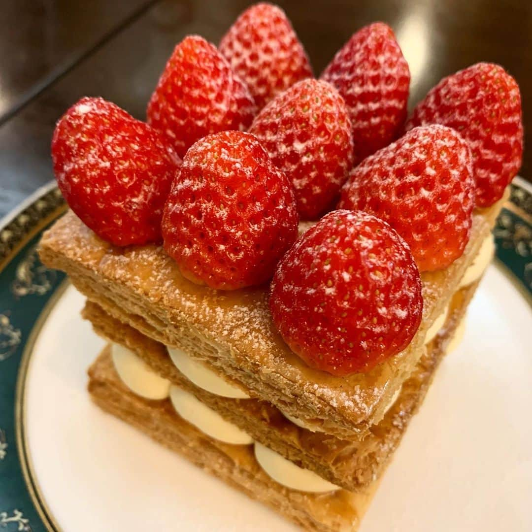 りょうくんグルメさんのインスタグラム写真 - (りょうくんグルメInstagram)「【高田馬場　リスカフェ】 巨大ミルフィーユの食べられるお店🍓 ㅤㅤㅤㅤㅤㅤㅤㅤㅤㅤㅤㅤㅤ 🏠#高田馬場　#リスカフェ 🚶‍♂️ 高田馬場駅戸山口から徒歩7分 📖いちごのミルフィーユドリンク付き (¥1800)  巨大なミルフィーユ。 甘酸っぱい苺が載ってる。 中には苺なし。 サクサクの生地にクリームの量もちょうど良かった。食べづらいけどミルフィーユこんな大きいの食べたことないからめちゃ満足。 ㅤㅤㅤㅤㅤㅤㅤㅤㅤㅤㅤㅤㅤ ミルフィーユはワンドリンク制みたいでセットで頼んだよー。 ドリンクセットはコーヒー、紅茶、ジュースから選べる。 いちごのミルフィーユは取り置き不可の来店した人限定の数量限定！  ランチもあるため、平日13時でランチ客で満席。 平日はスイーツ13時から提供。 ㅤㅤㅤㅤㅤㅤㅤㅤㅤㅤㅤㅤㅤ ㅤㅤㅤㅤㅤㅤㅤㅤㅤㅤㅤㅤㅤ 店内は落ち着いた雰囲気。 店員さんフレンドリー お客さんは大人多め。 お一人様はしやすい。 ㅤㅤㅤㅤㅤㅤㅤㅤㅤㅤㅤㅤㅤ ミルフィーユ以外のスイーツも美味しそうだった！大人女子が好きそうなお店だ！ ㅤㅤㅤㅤㅤㅤㅤㅤㅤㅤㅤㅤㅤ 不定休もあるためお店のアカウントチェック👉(@res_cafe )  Re:s cafebar＆sweets  JR山手線・ 高田馬場駅戸山口から徒歩7分 東京メトロ東西線高田馬場駅から徒歩10分 東京メトロ副都心線 西早稲田駅から徒歩7分  営業時間 火曜11:00〜14:30 水〜日曜　11:00〜17:00  平日スイーツ提供13時以降 土日ランチなし 月曜定休日 席の予約不可 スイーツの取り置きお店のDMで可。」10月15日 19時54分 - uryo1113