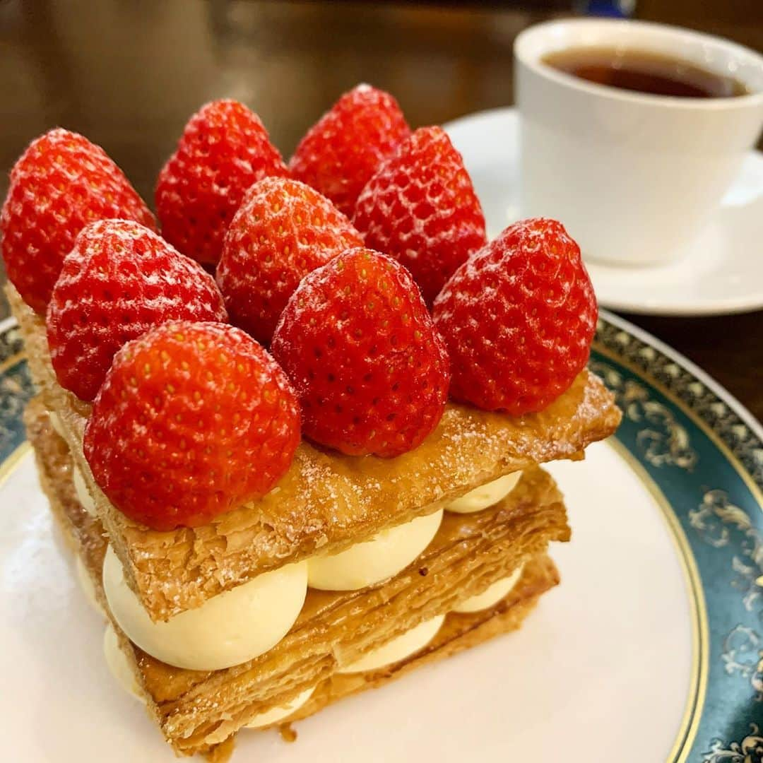 りょうくんグルメさんのインスタグラム写真 - (りょうくんグルメInstagram)「【高田馬場　リスカフェ】 巨大ミルフィーユの食べられるお店🍓 ㅤㅤㅤㅤㅤㅤㅤㅤㅤㅤㅤㅤㅤ 🏠#高田馬場　#リスカフェ 🚶‍♂️ 高田馬場駅戸山口から徒歩7分 📖いちごのミルフィーユドリンク付き (¥1800)  巨大なミルフィーユ。 甘酸っぱい苺が載ってる。 中には苺なし。 サクサクの生地にクリームの量もちょうど良かった。食べづらいけどミルフィーユこんな大きいの食べたことないからめちゃ満足。 ㅤㅤㅤㅤㅤㅤㅤㅤㅤㅤㅤㅤㅤ ミルフィーユはワンドリンク制みたいでセットで頼んだよー。 ドリンクセットはコーヒー、紅茶、ジュースから選べる。 いちごのミルフィーユは取り置き不可の来店した人限定の数量限定！  ランチもあるため、平日13時でランチ客で満席。 平日はスイーツ13時から提供。 ㅤㅤㅤㅤㅤㅤㅤㅤㅤㅤㅤㅤㅤ ㅤㅤㅤㅤㅤㅤㅤㅤㅤㅤㅤㅤㅤ 店内は落ち着いた雰囲気。 店員さんフレンドリー お客さんは大人多め。 お一人様はしやすい。 ㅤㅤㅤㅤㅤㅤㅤㅤㅤㅤㅤㅤㅤ ミルフィーユ以外のスイーツも美味しそうだった！大人女子が好きそうなお店だ！ ㅤㅤㅤㅤㅤㅤㅤㅤㅤㅤㅤㅤㅤ 不定休もあるためお店のアカウントチェック👉(@res_cafe )  Re:s cafebar＆sweets  JR山手線・ 高田馬場駅戸山口から徒歩7分 東京メトロ東西線高田馬場駅から徒歩10分 東京メトロ副都心線 西早稲田駅から徒歩7分  営業時間 火曜11:00〜14:30 水〜日曜　11:00〜17:00  平日スイーツ提供13時以降 土日ランチなし 月曜定休日 席の予約不可 スイーツの取り置きお店のDMで可。」10月15日 19時54分 - uryo1113