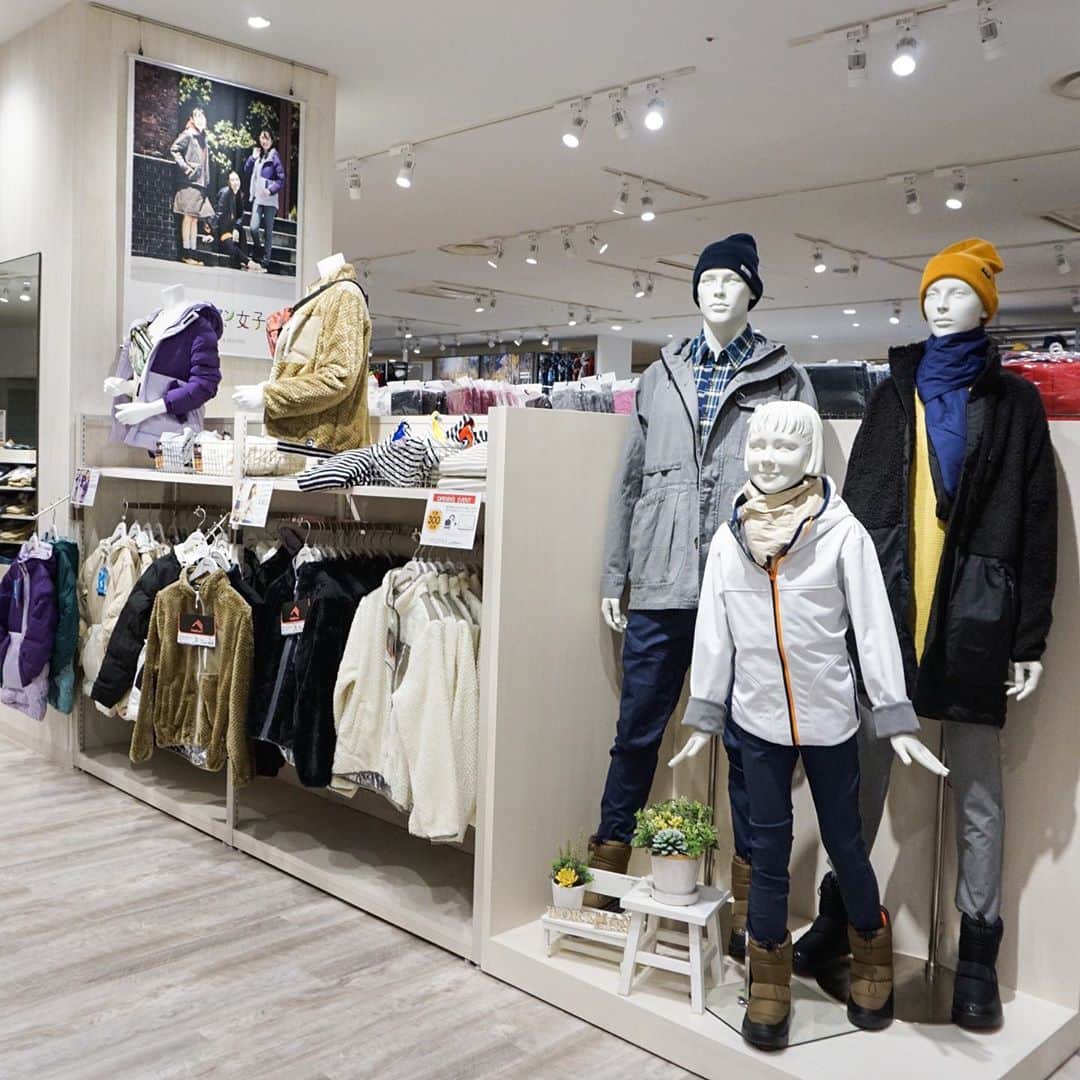 Fashionsnap.comさんのインスタグラム写真 - (Fashionsnap.comInstagram)「【ニューオープン】ワークマンが作業服を扱わない新業態「#ワークマン女子」1号店を10月16日にオープン！　桜木町駅前のコレットマーレ内に構える新店舗ではウィメンズ商品を豊富に取り揃えるほか、防水サファリシューズといったSNSで話題のアイテムもラインナップ。ピンク色のブランコなどフォトスポットも充実しています📸初のオリジナルキャラクター「わくこちゃん」にも注目です。 @workman_plus」10月15日 19時47分 - fashionsnapcom